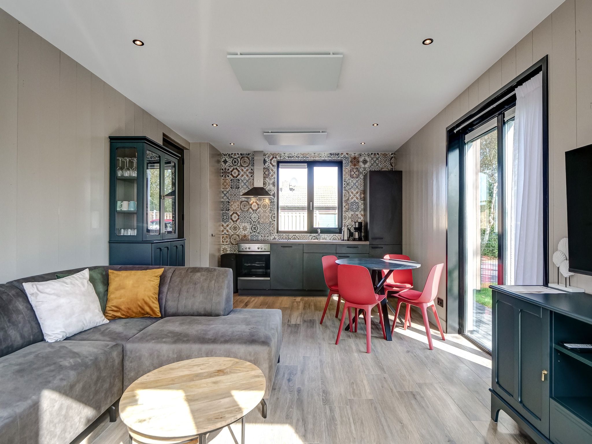 De woonkamer van Huis Zee in Julianadorp