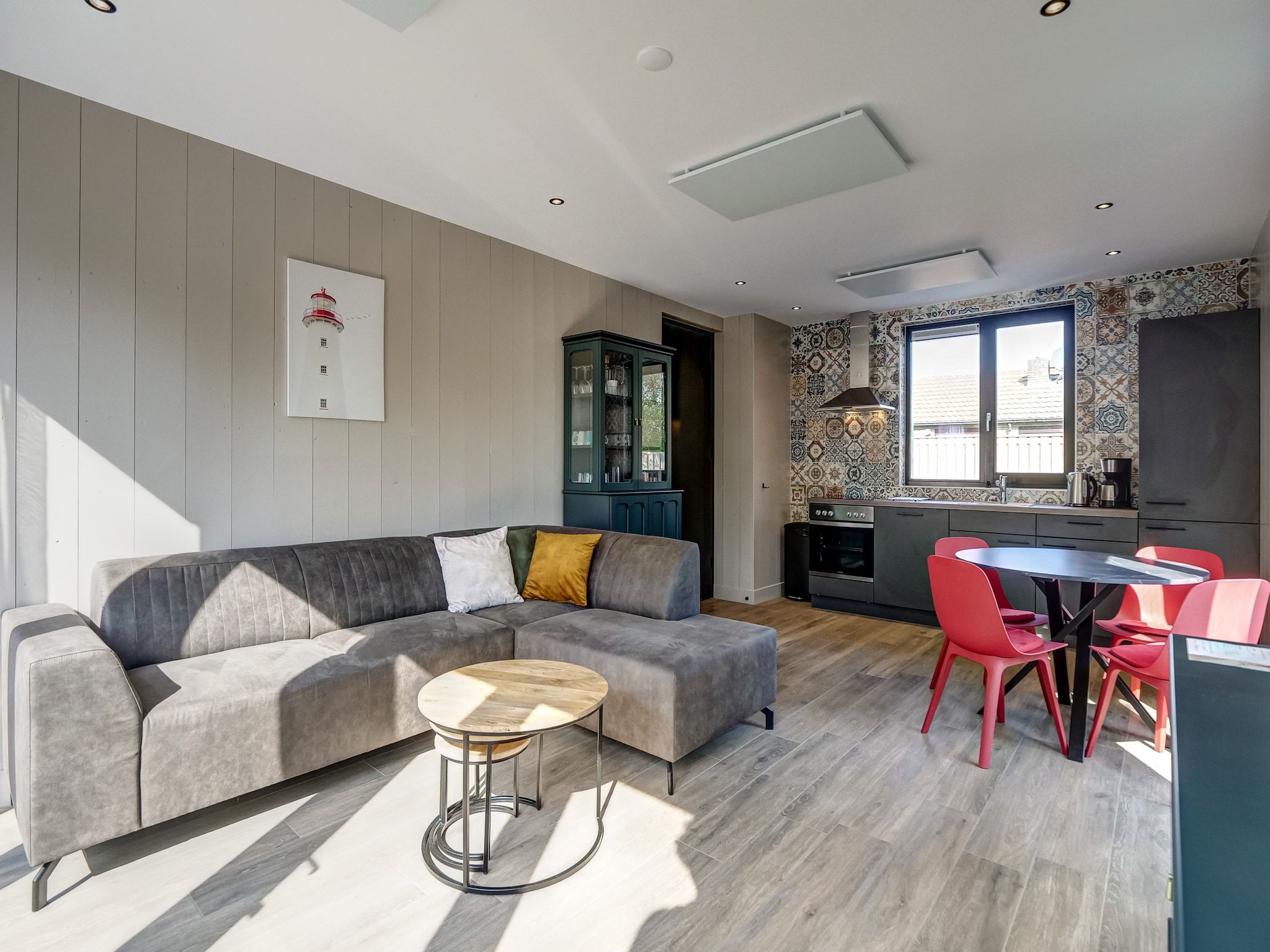 De woonkamer van Huis Zee in Julianadorp