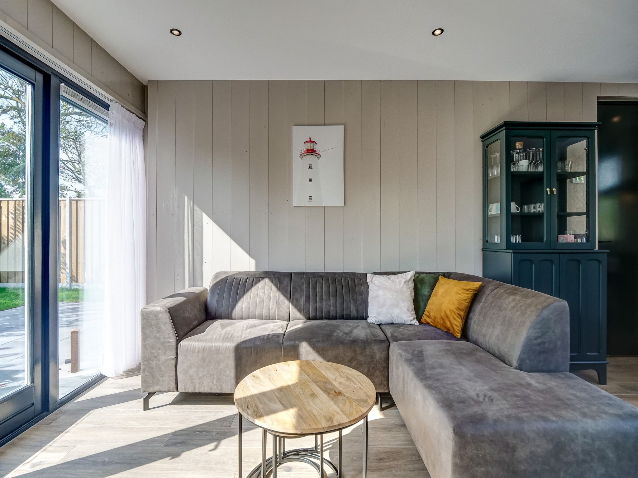 De woonkamer van Huis Zee in Julianadorp