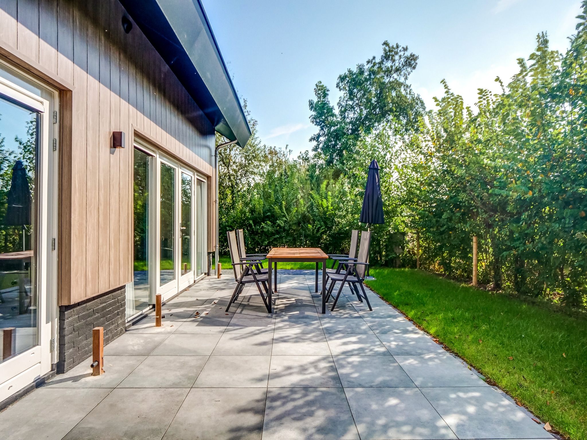 Het terras van Huis Zee in Julianadorp