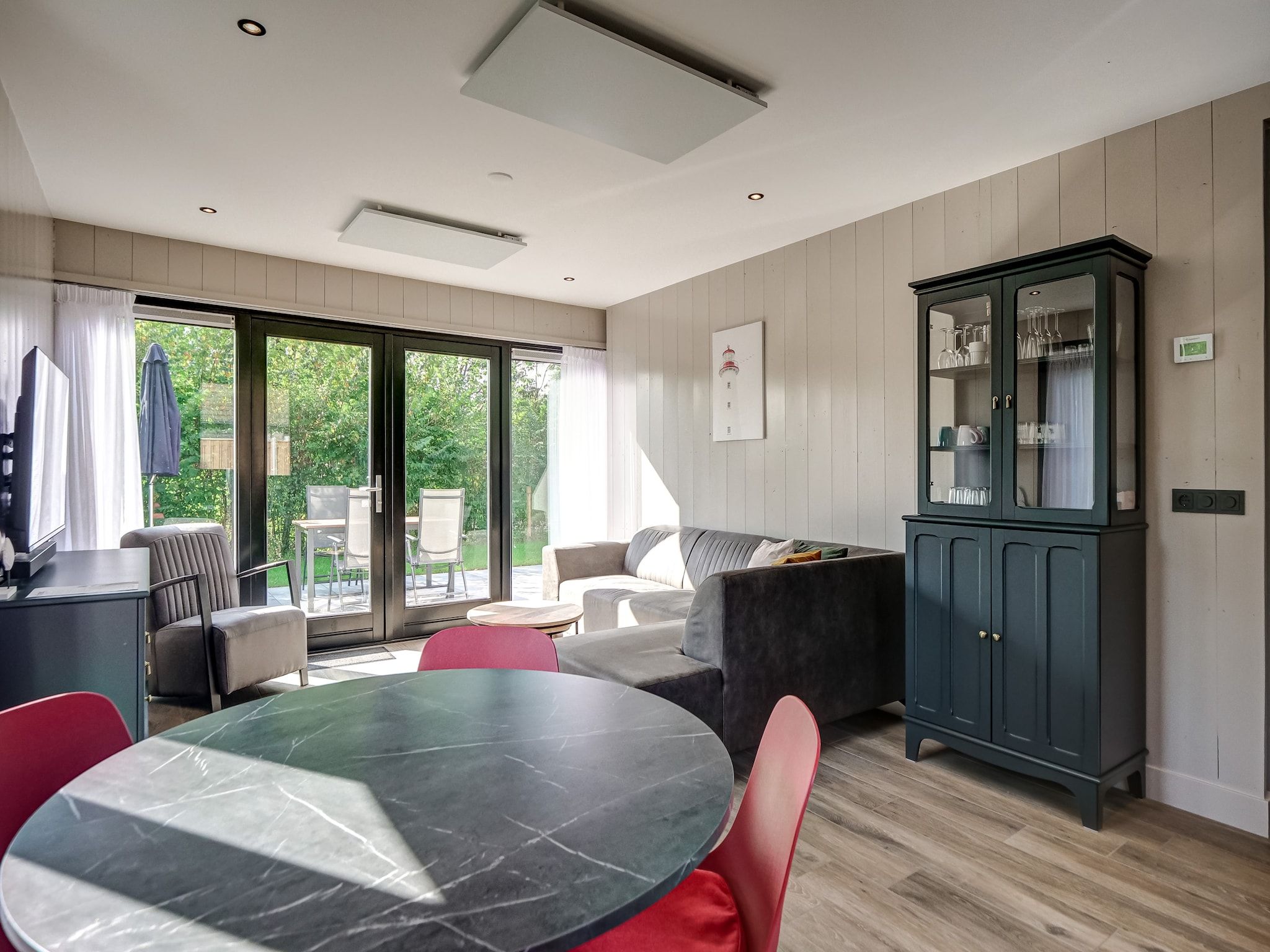 De woonkamer van Huis Zee in Julianadorp