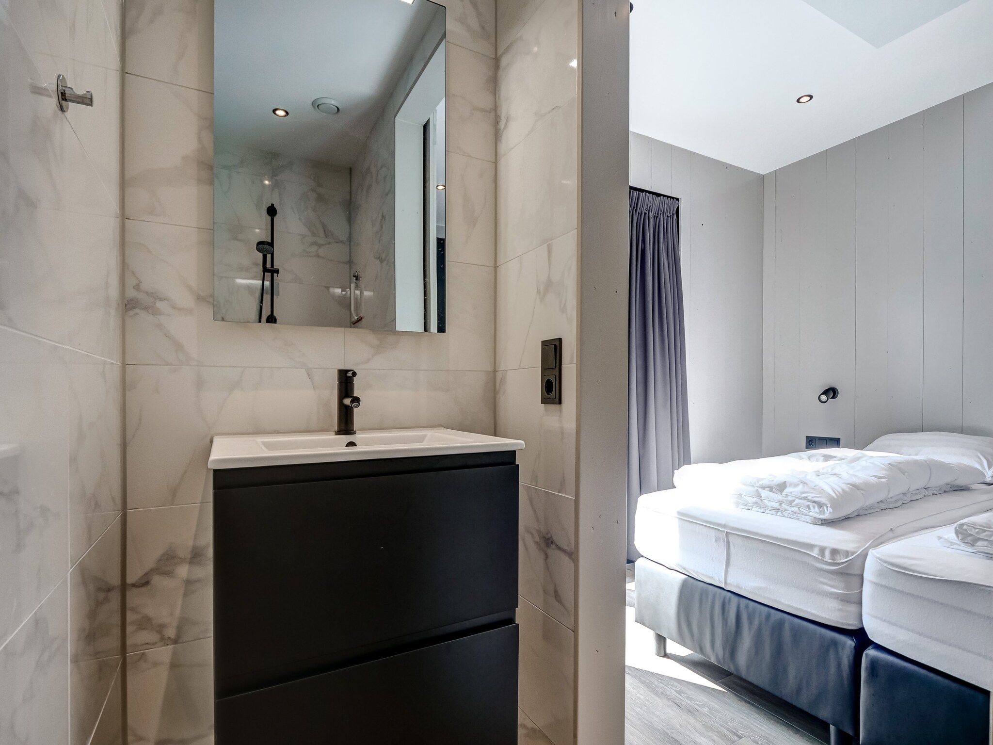 De badkamer van Huis Zee in Julianadorp