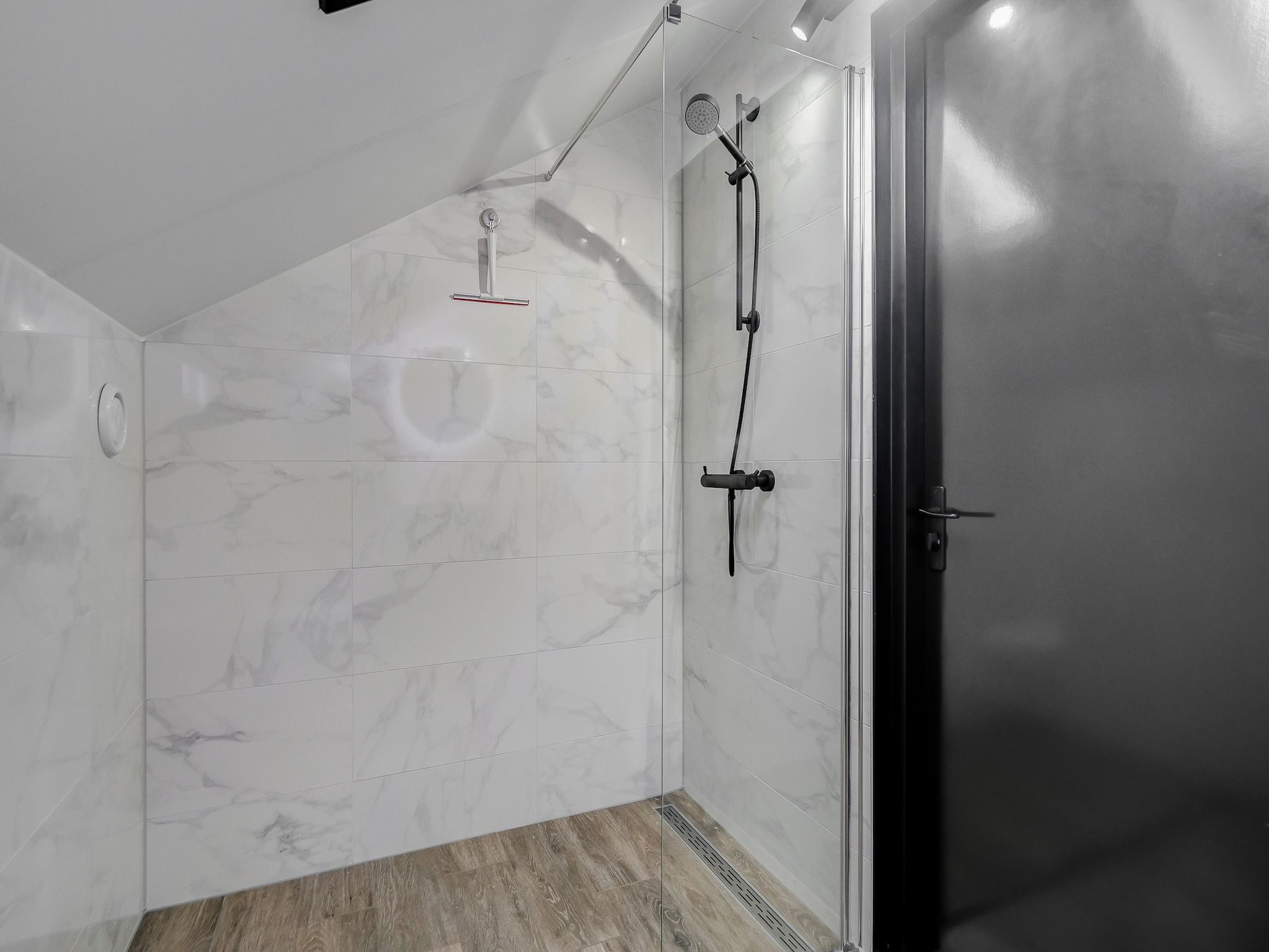 De badkamer van Huis Zee in Julianadorp