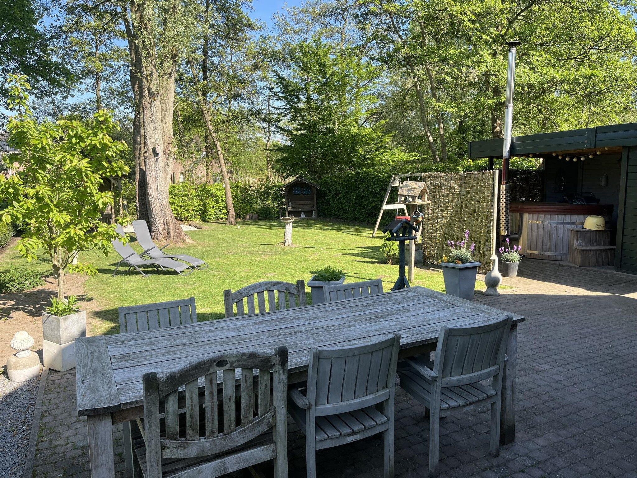 Het terras van 6 - Persons De Zingende Wilg in Ewijk