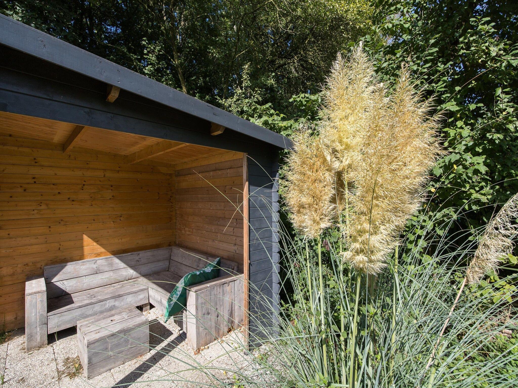 Het terras van 7 - Persoons Forest 217 Sauna Bungalow (copy) in Ewijk