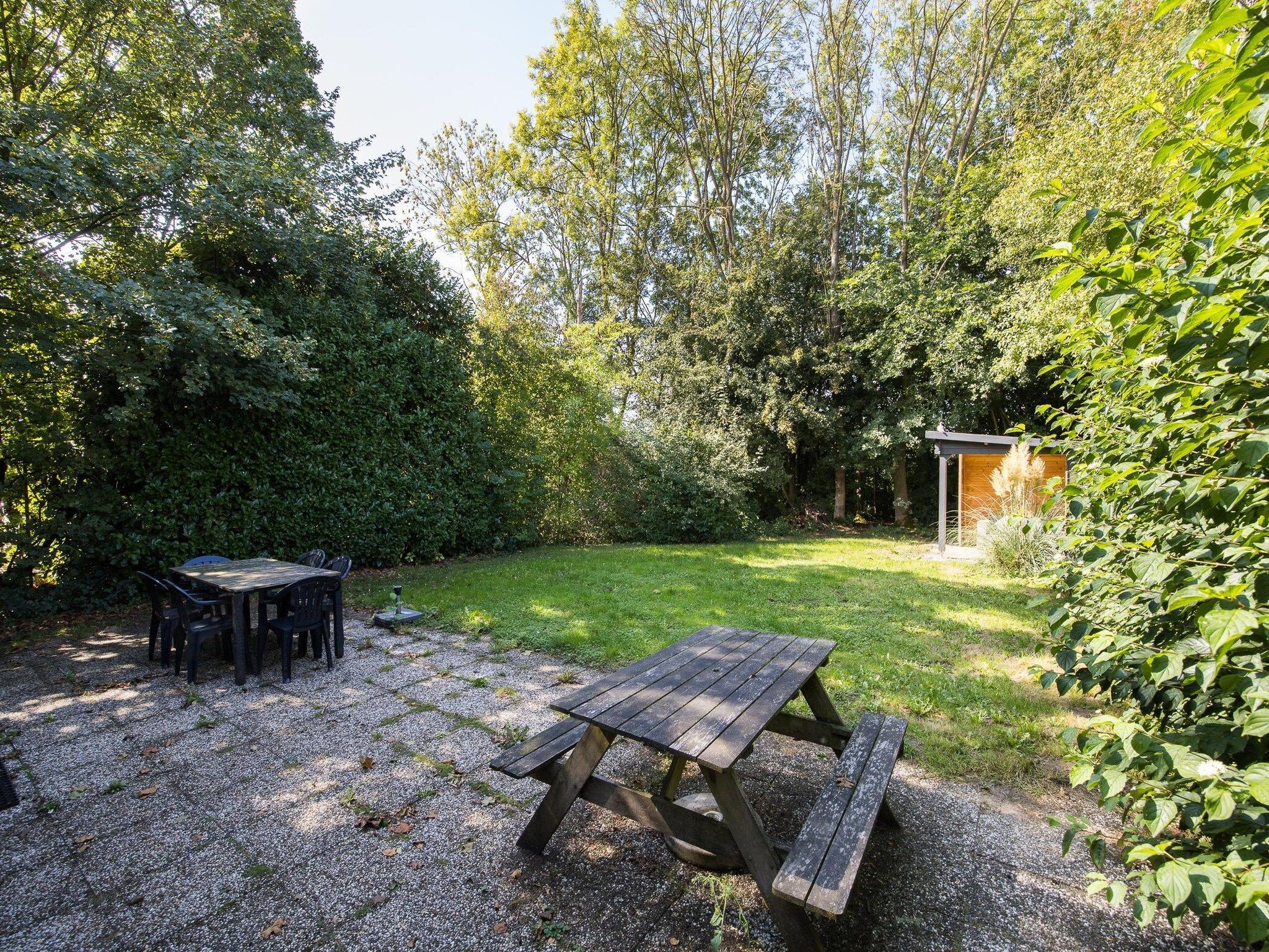 Het terras van 7 - Persoons Forest 217 Sauna Bungalow (copy) in Ewijk