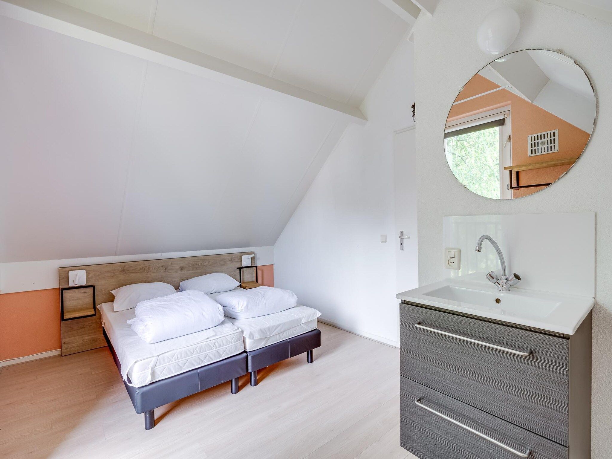 Een slaapkamer van 7 - Persoons Forest 217 Sauna Bungalow (copy) in Ewijk