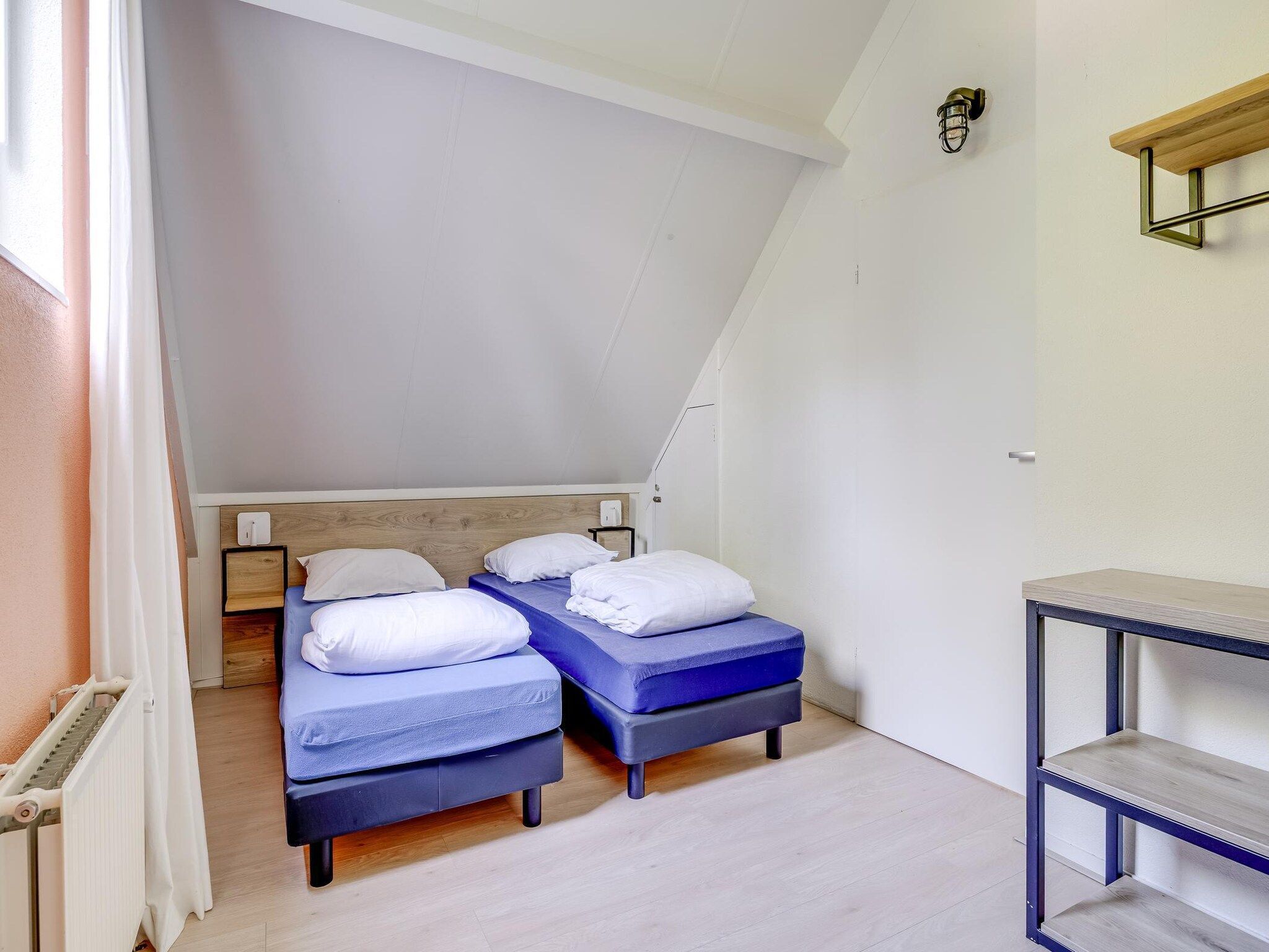 Een slaapkamer van 7 - Persoons Forest 217 Sauna Bungalow (copy) in Ewijk