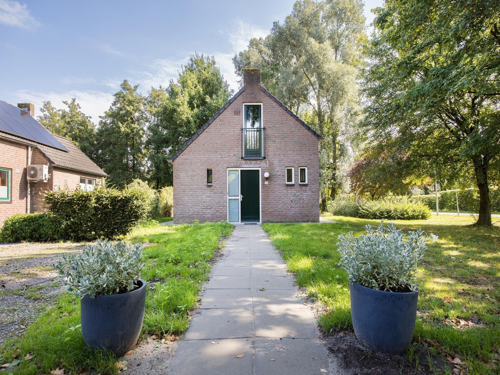 De buitenkant van 7 - Persoons Forest 217 Sauna Bungalow (copy) in Ewijk