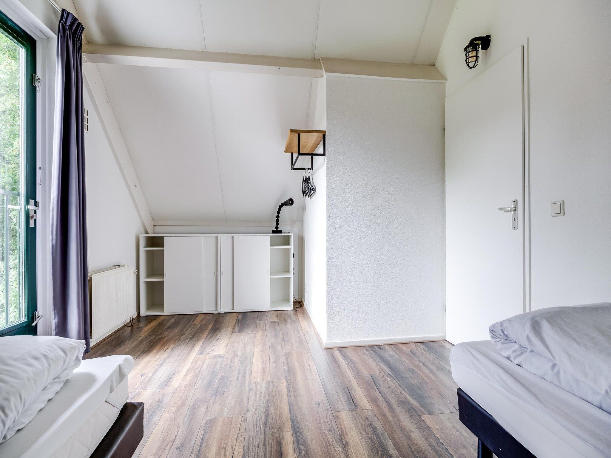 Een slaapkamer van 7 - Persoons Forest 217 Sauna Bungalow (copy) (copy) in Ewijk