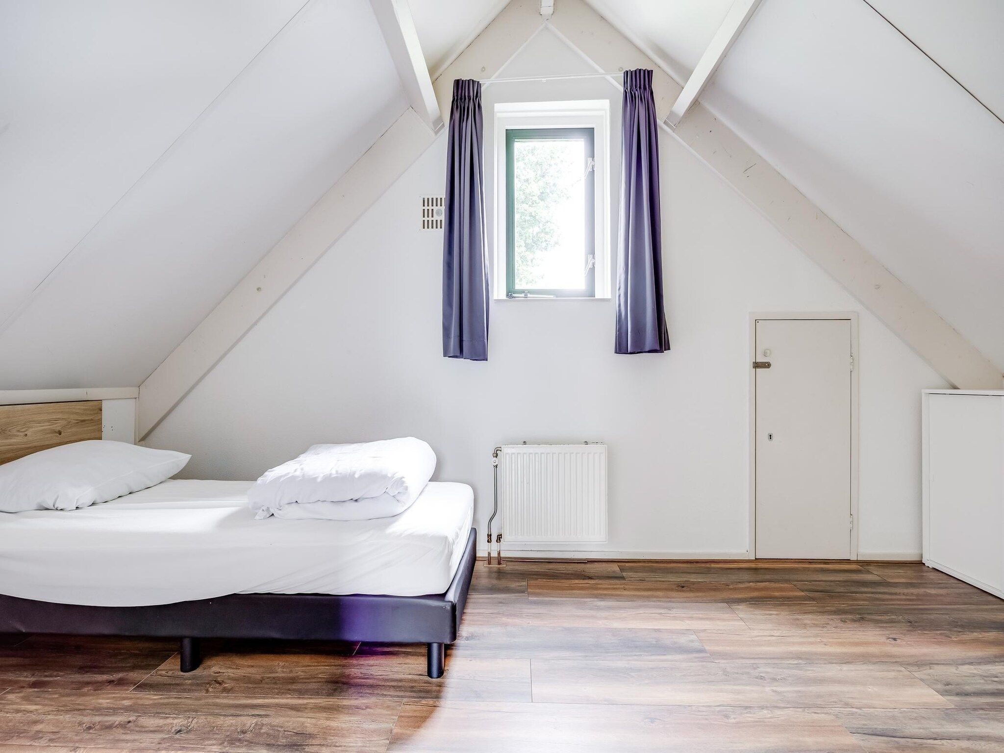 Een slaapkamer van 7 - Persoons Forest 217 Sauna Bungalow (copy) (copy) in Ewijk