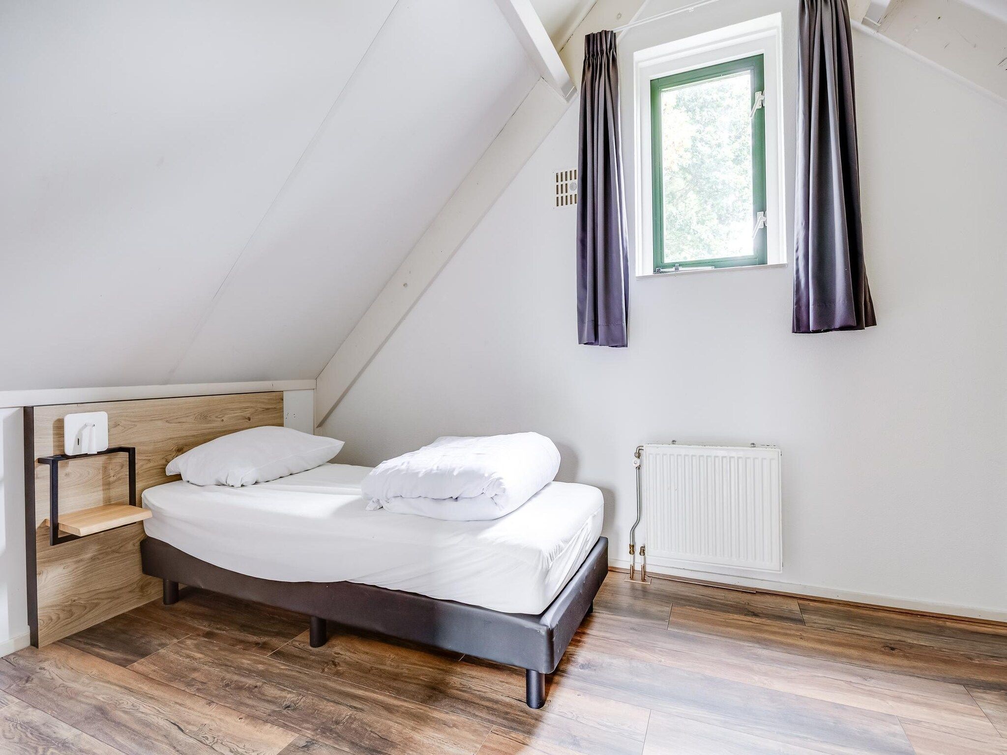 Een slaapkamer van 7 - Persoons Forest 217 Sauna Bungalow (copy) (copy) in Ewijk
