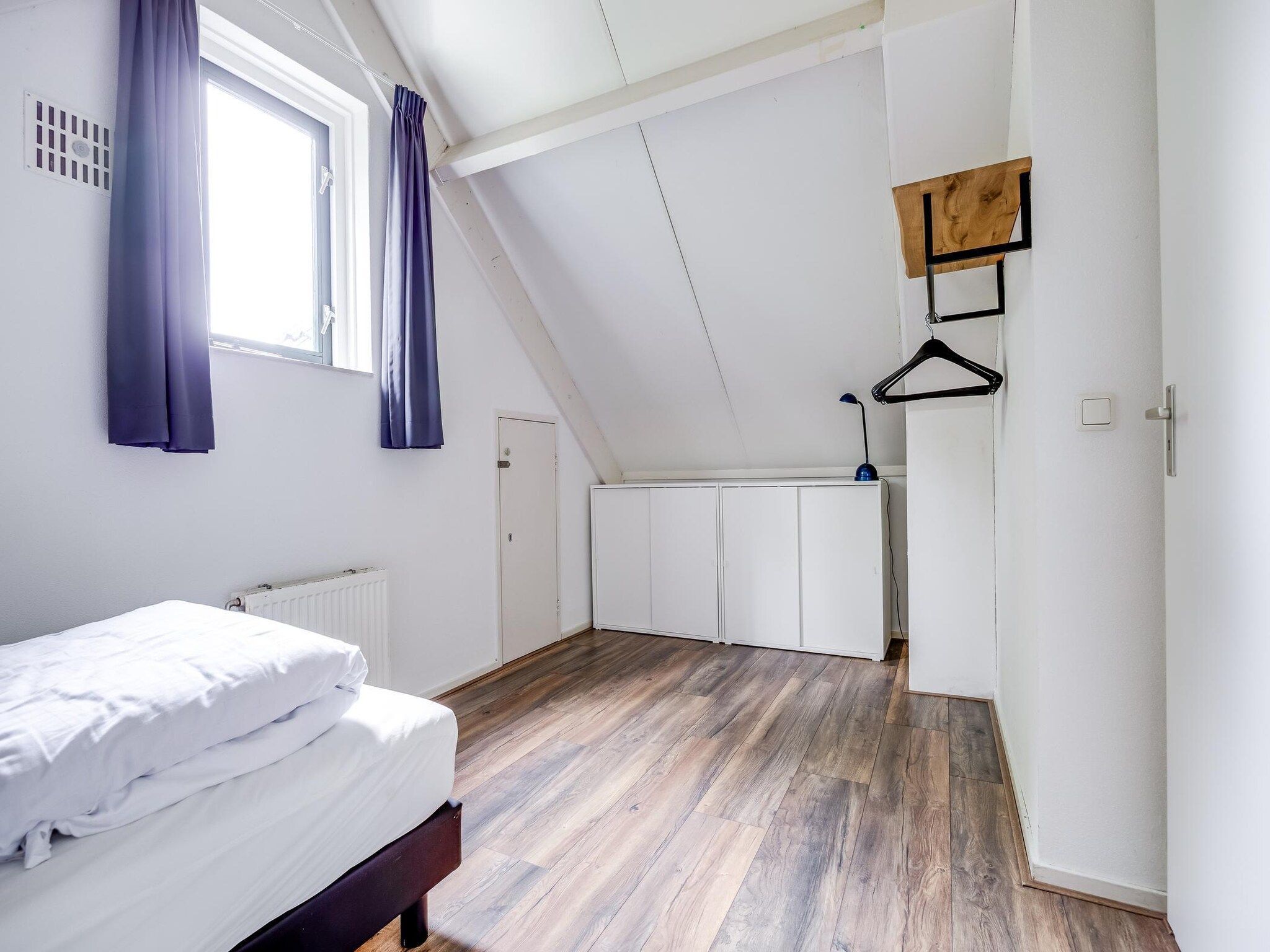 Een slaapkamer van 7 - Persoons Forest 217 Sauna Bungalow (copy) (copy) in Ewijk