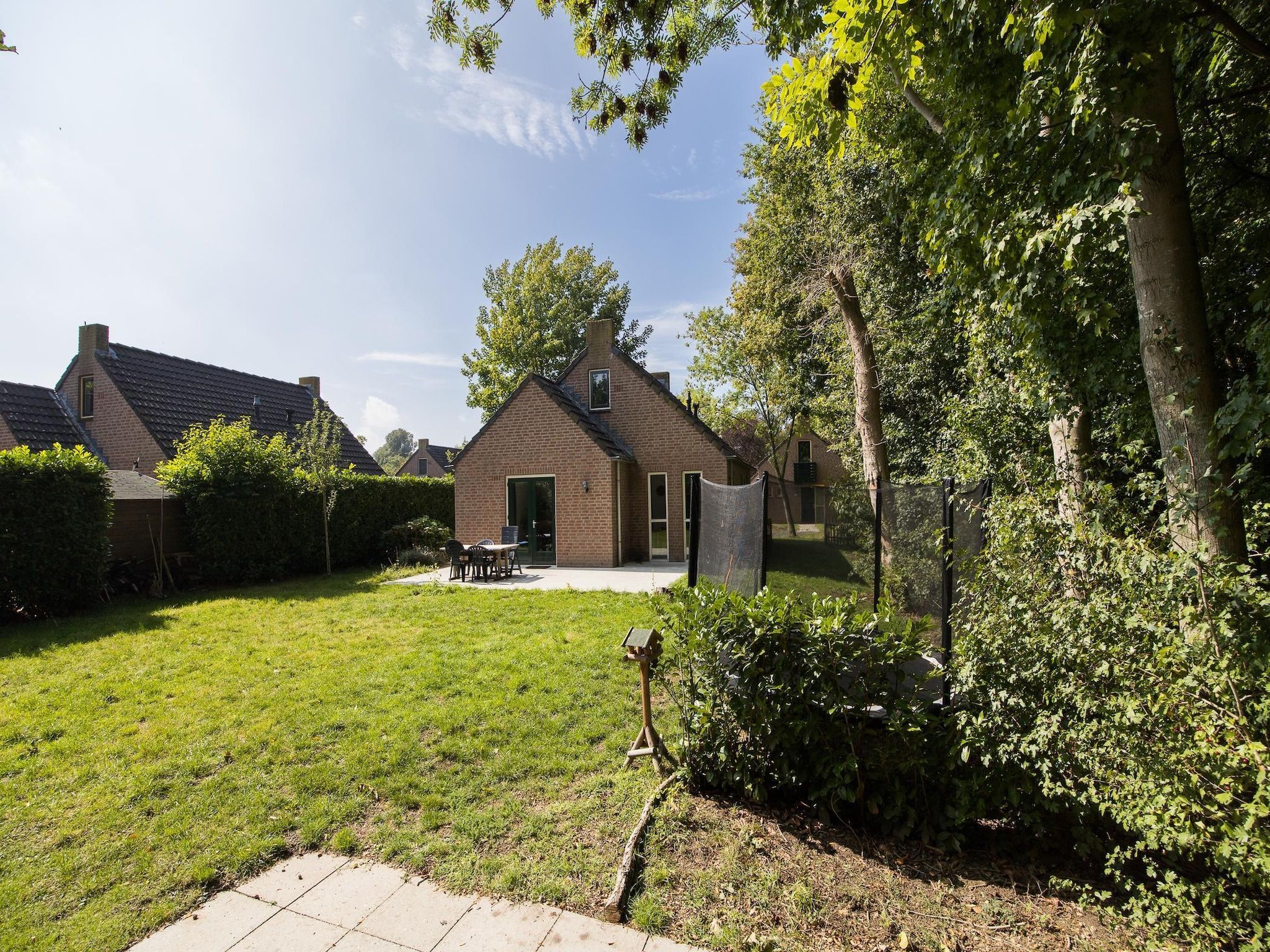 De tuin van 7 - Persoons Forest 217 Sauna Bungalow (copy) (copy) in Ewijk