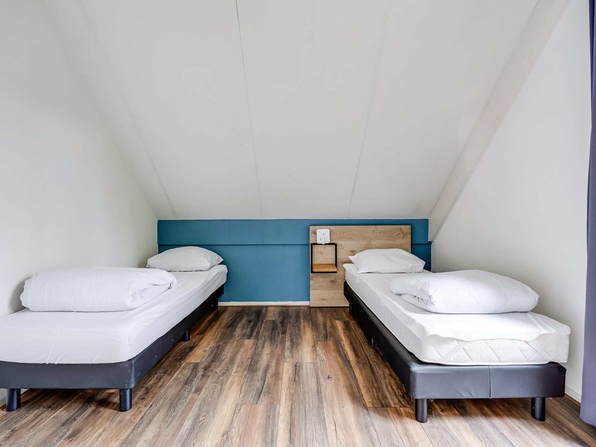 Een slaapkamer van 7 - Persoons Forest 217 Sauna Bungalow (copy) (copy) in Ewijk