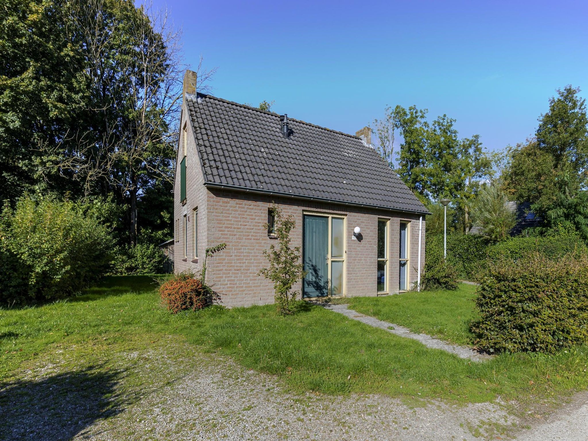 De buitenkant van 7 - Persoons Forest 217 Sauna Bungalow (copy) (copy) (copy) in Ewijk