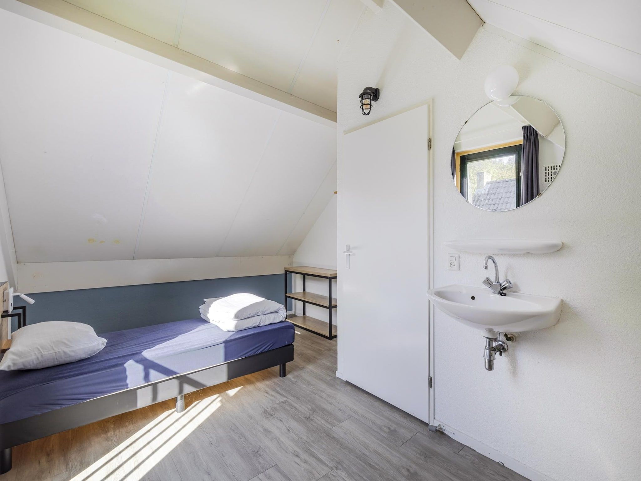 Een slaapkamer van 7 - Persoons Forest 217 Sauna Bungalow (copy) (copy) (copy) in Ewijk
