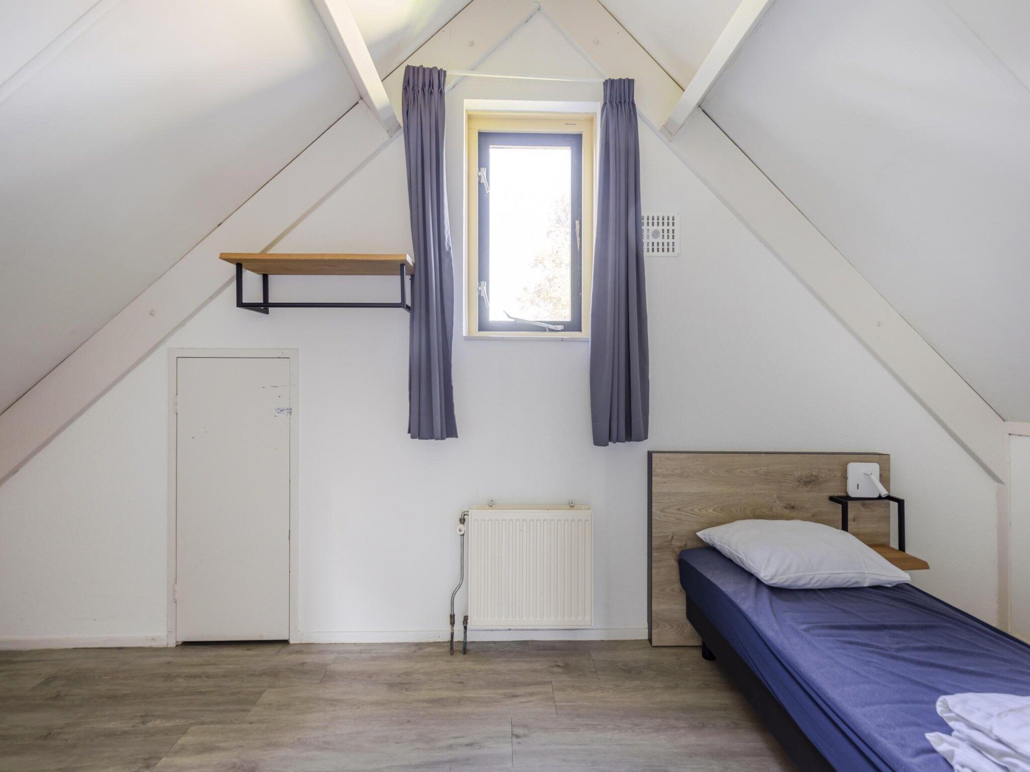 Een slaapkamer van 7 - Persoons Forest 217 Sauna Bungalow (copy) (copy) (copy) in Ewijk