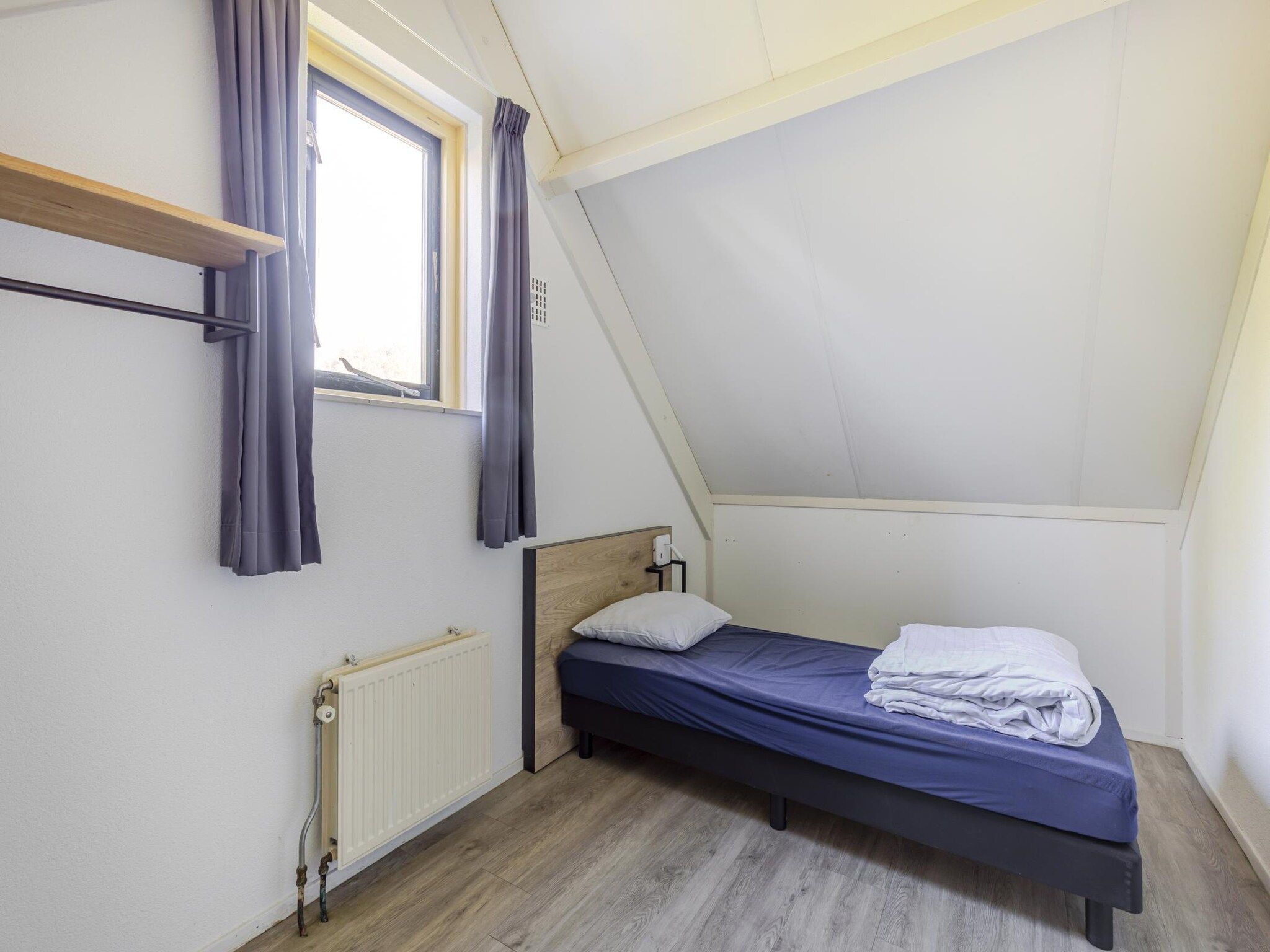 Een slaapkamer van 7 - Persoons Forest 217 Sauna Bungalow (copy) (copy) (copy) in Ewijk