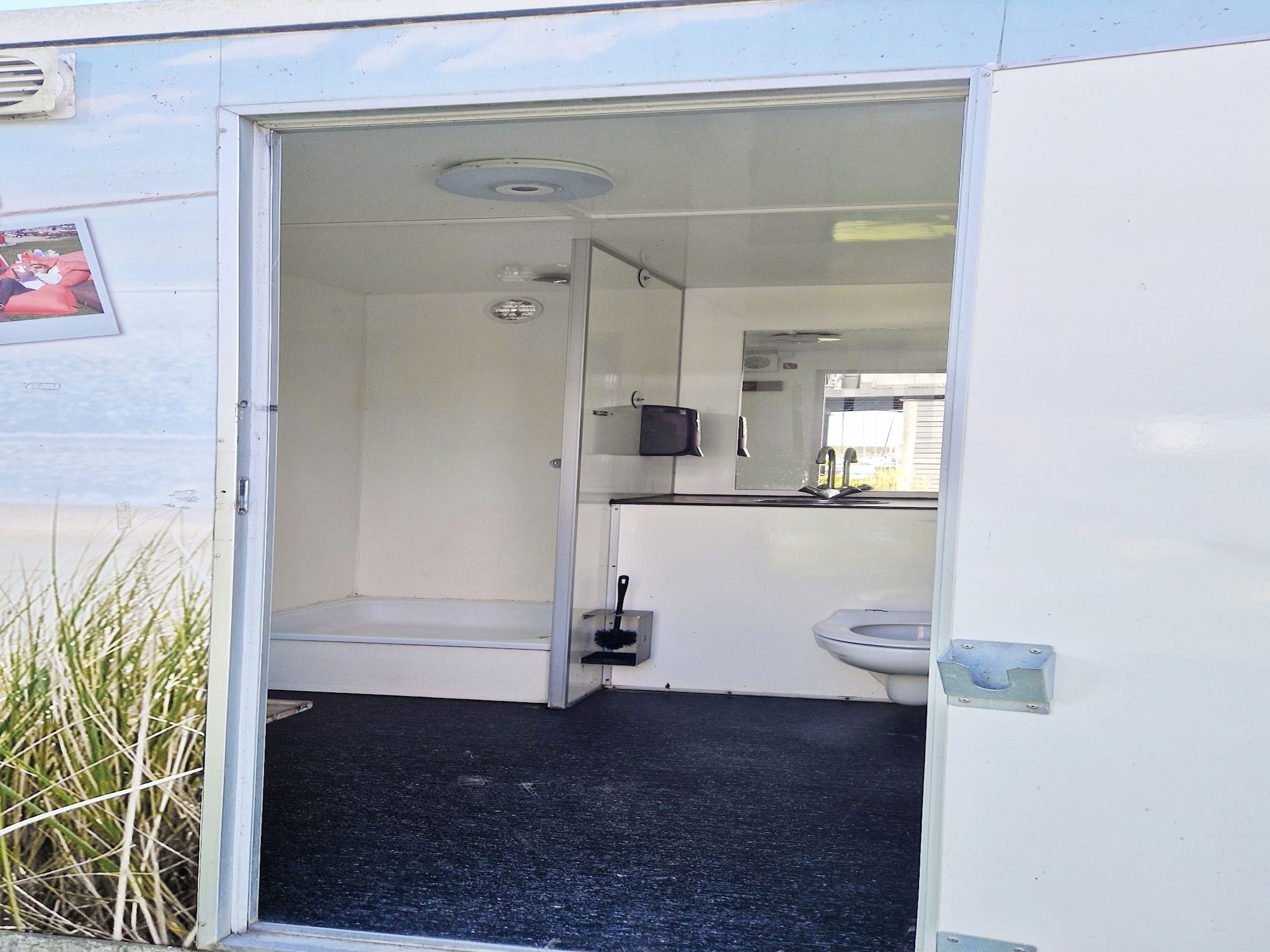 De badkamer van Tiny Wagons Marina Muiderzand Almere (Nr 1-6) with bunk bed (copy) in Almere