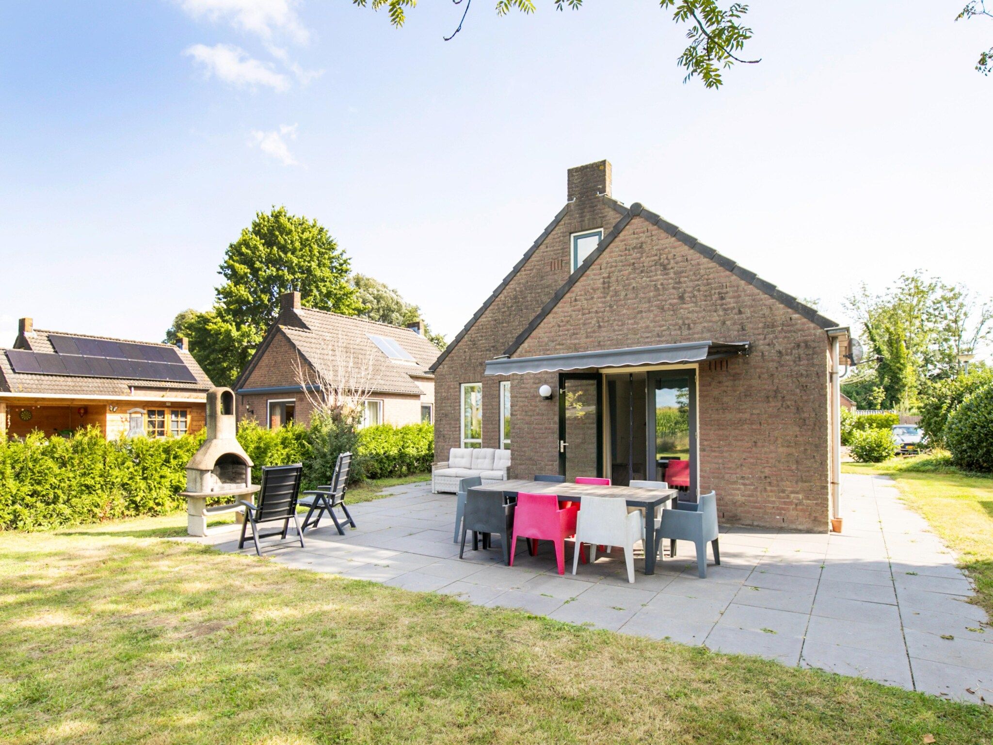 Het terras van 7 - Persoons Forest 217 Sauna Bungalow (copy) (copy) (copy) in Ewijk