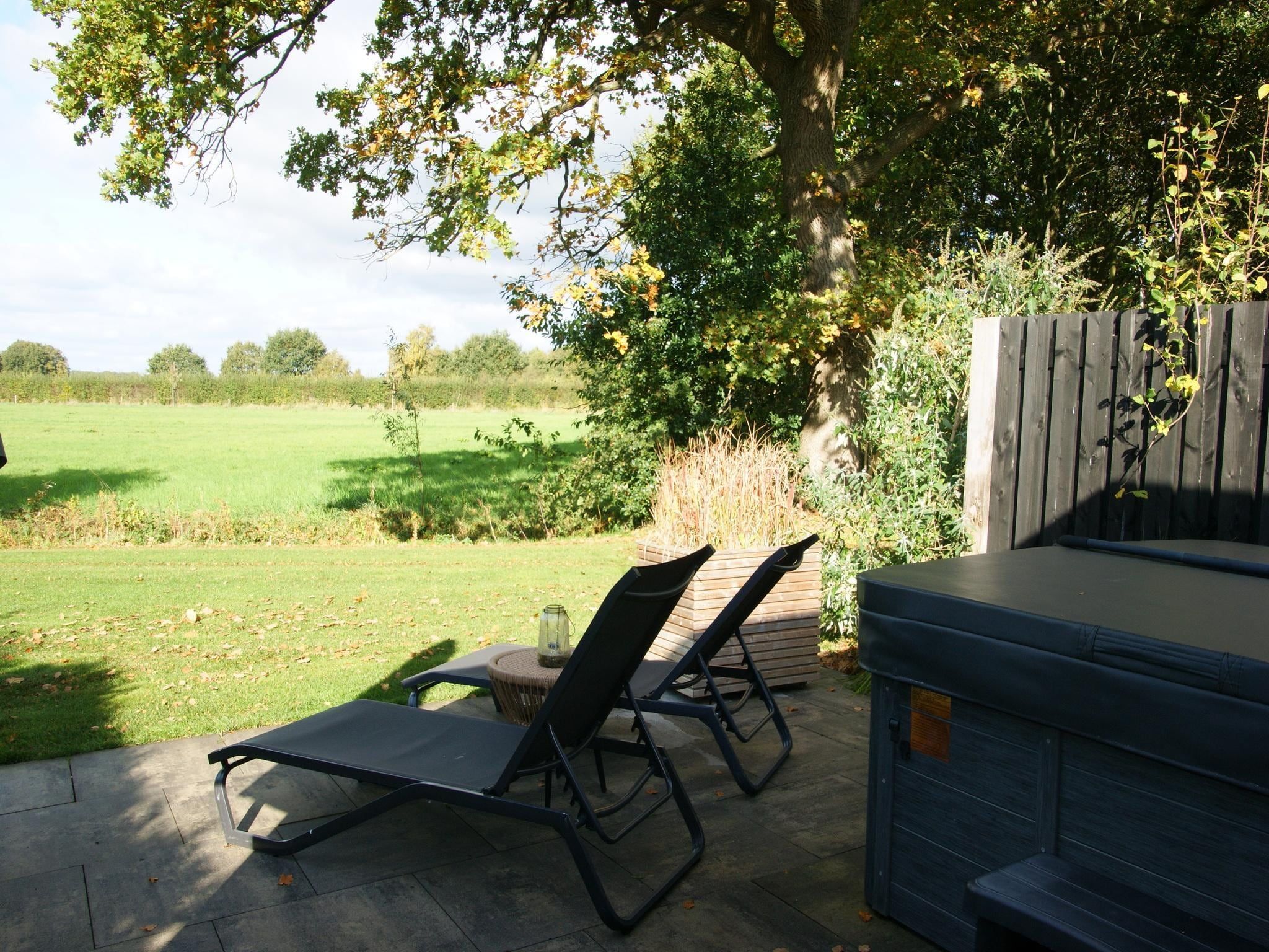 De tuin van Wellnesslodge Specht 2p in Dalerveen