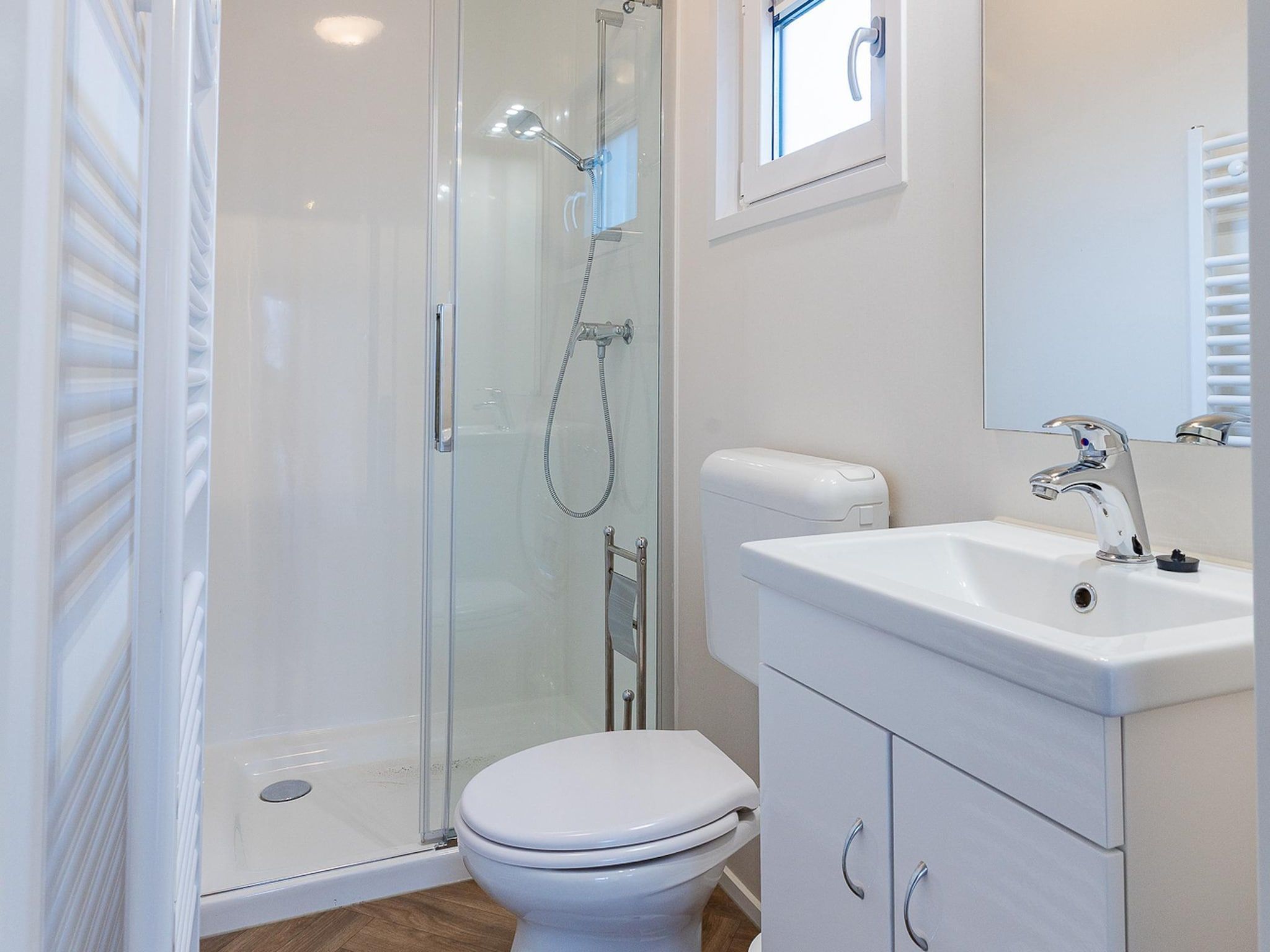 De badkamer van Duinhoeve chalet Schelp in Burgh-Haamstede