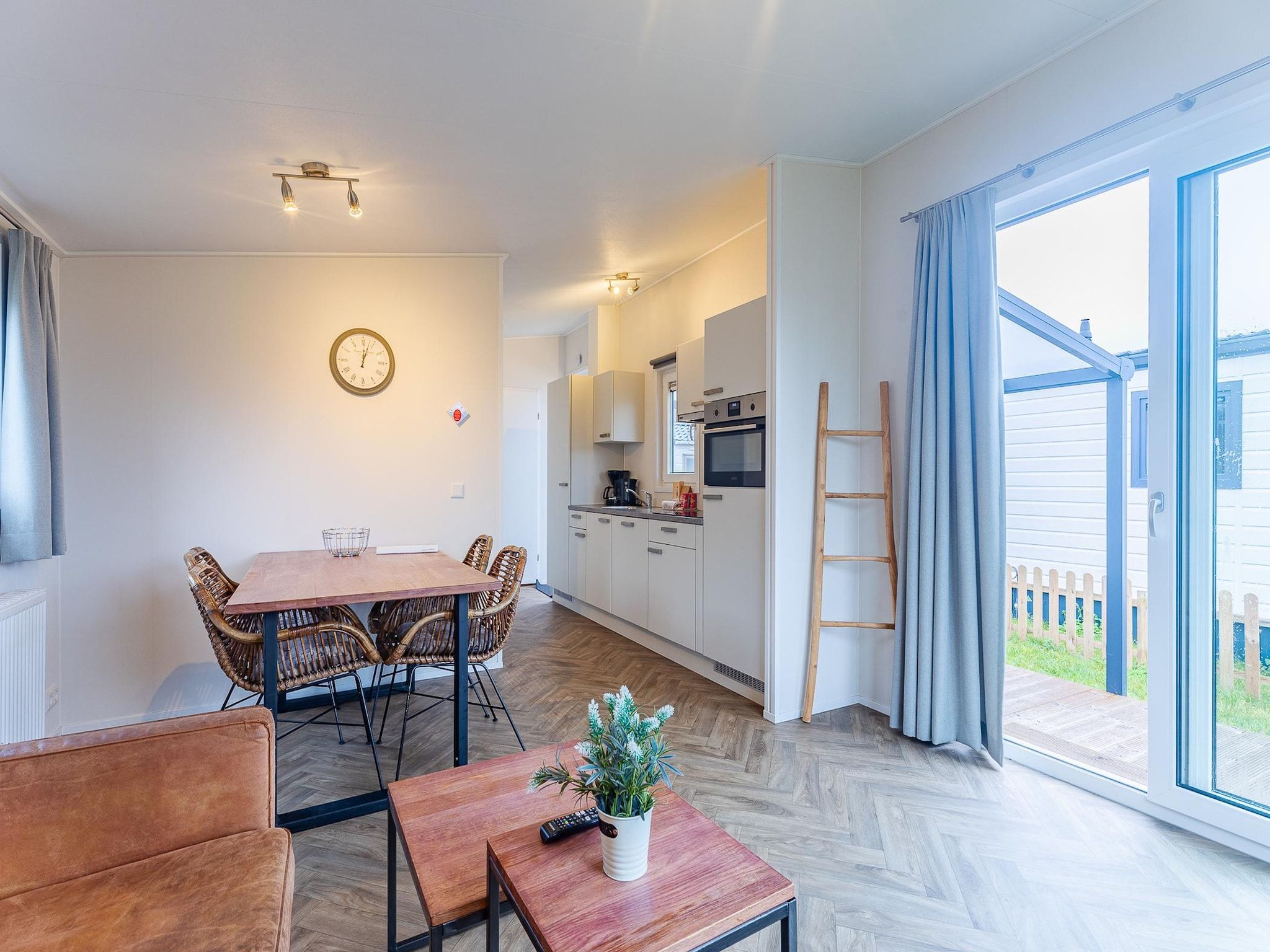 De eetkamer van Duinhoeve chalet Schelp in Burgh-Haamstede