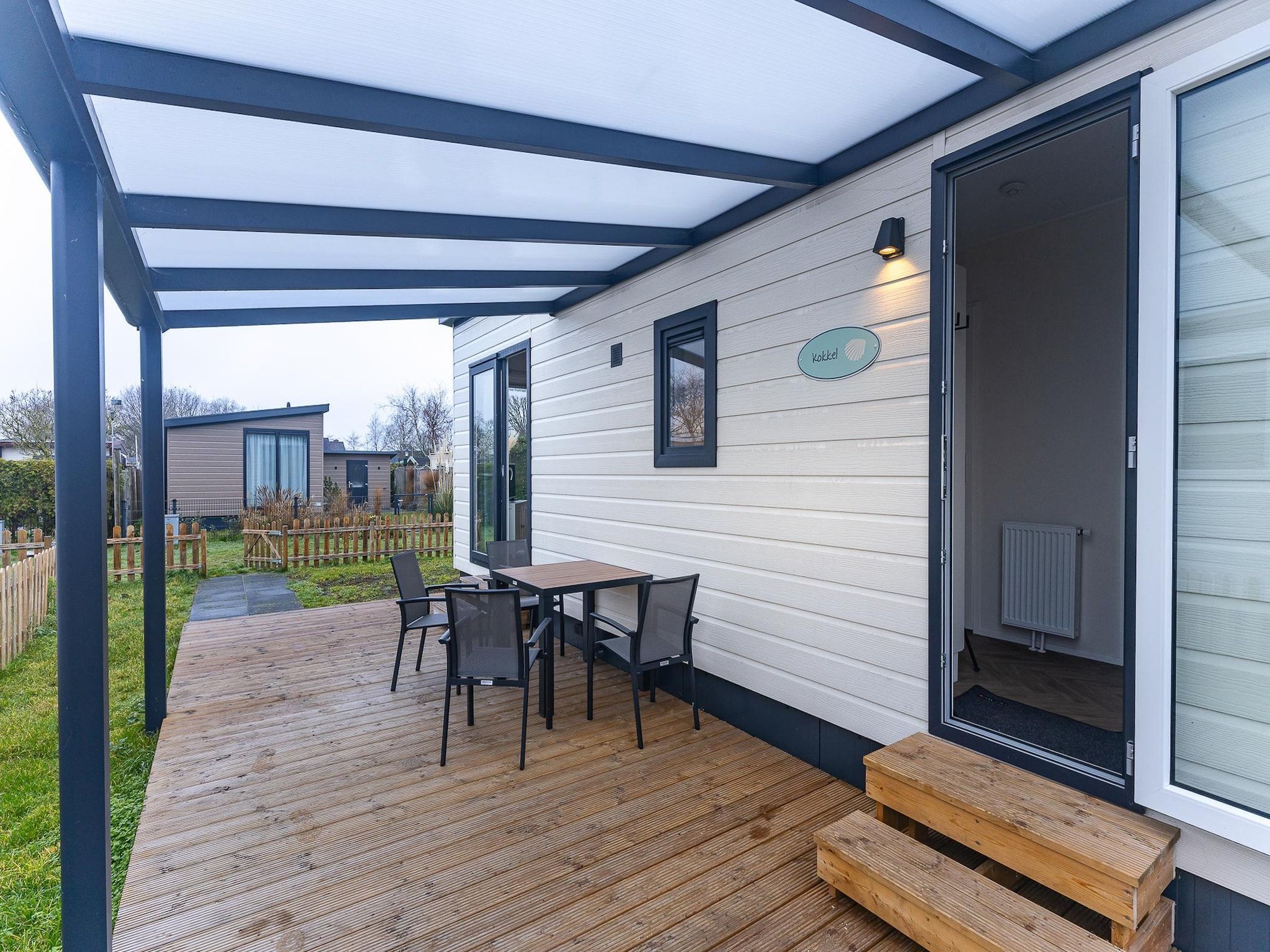 Het terras van Duinhoeve chalet Schelp in Burgh-Haamstede