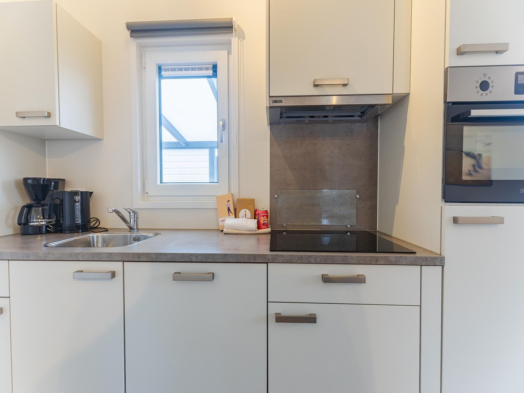 De keuken van Duinhoeve chalet Schelp in Burgh-Haamstede