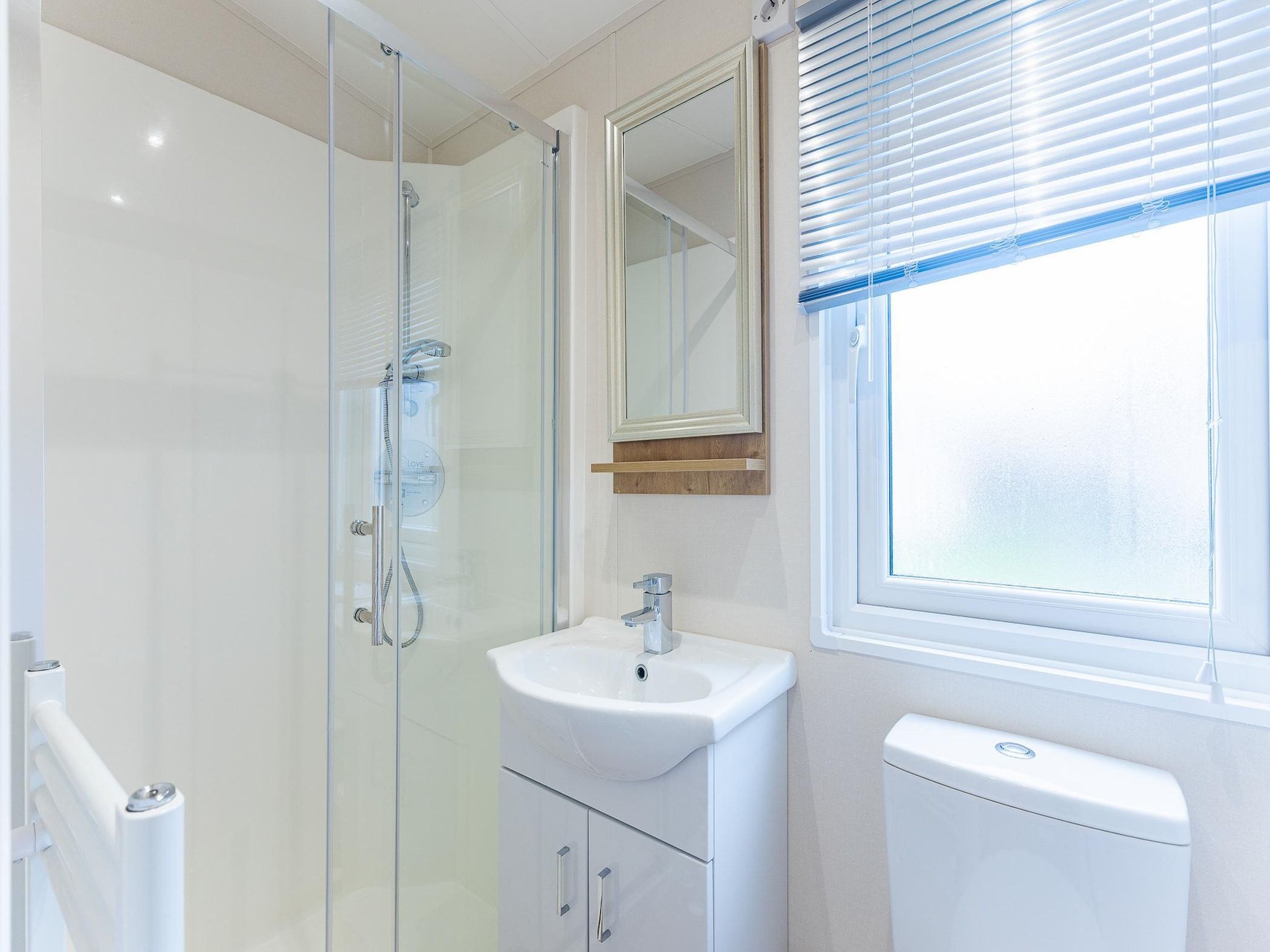De badkamer van Duinhoeve chalet Schelp in Burgh-Haamstede