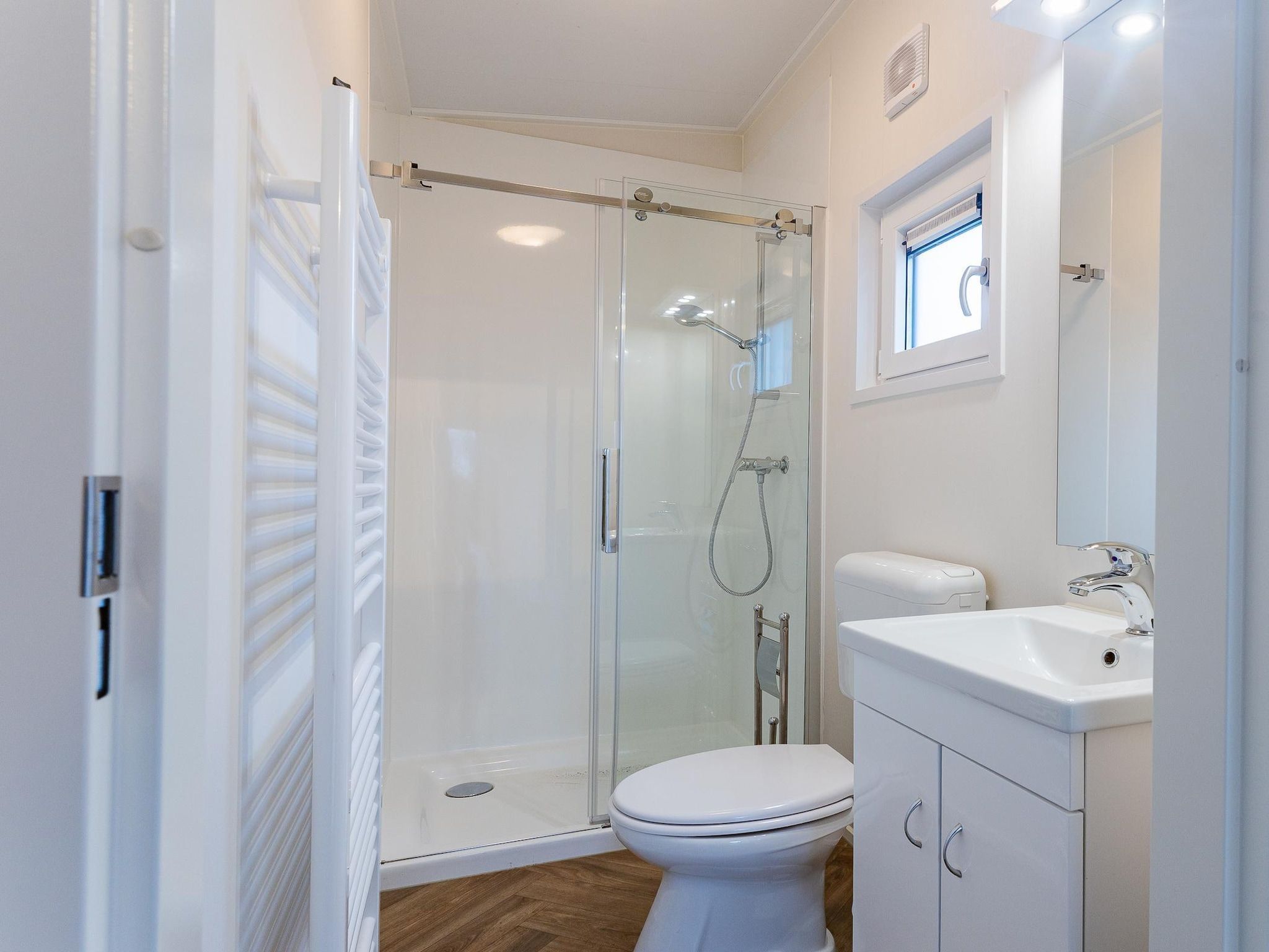De badkamer van Duinhoeve chalet Schelp in Burgh-Haamstede