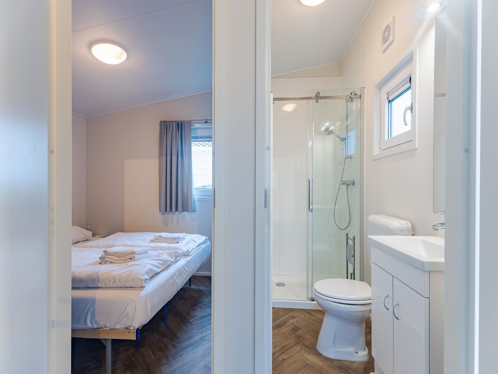 De badkamer van Duinhoeve chalet Schelp in Burgh-Haamstede