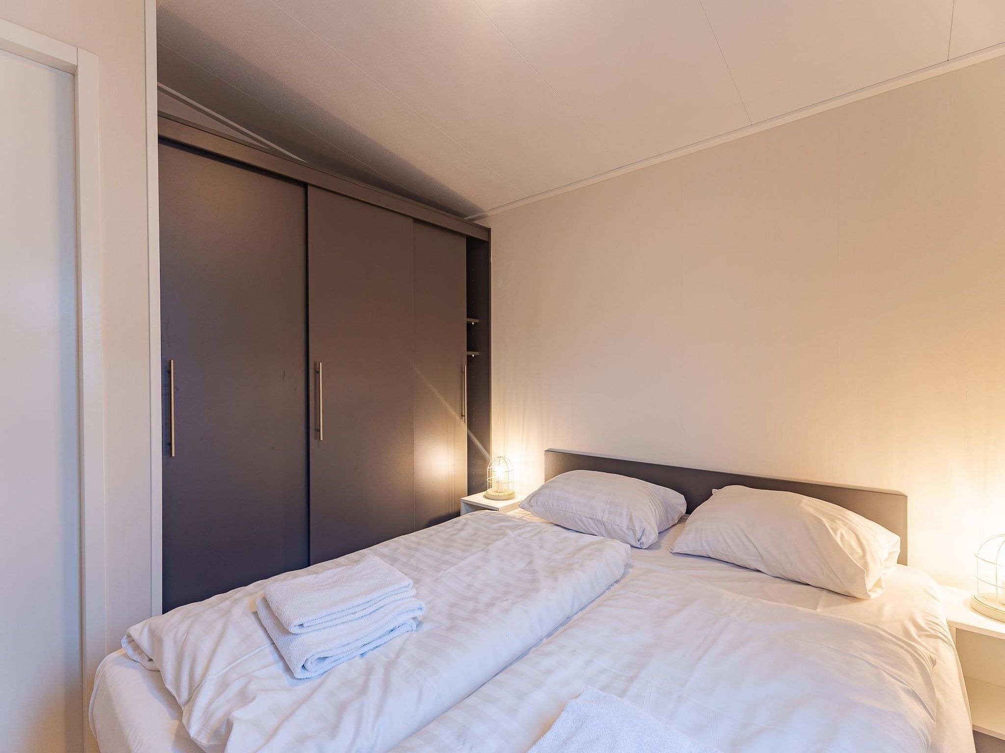 Een slaapkamer van Duinhoeve chalet Schelp in Burgh-Haamstede
