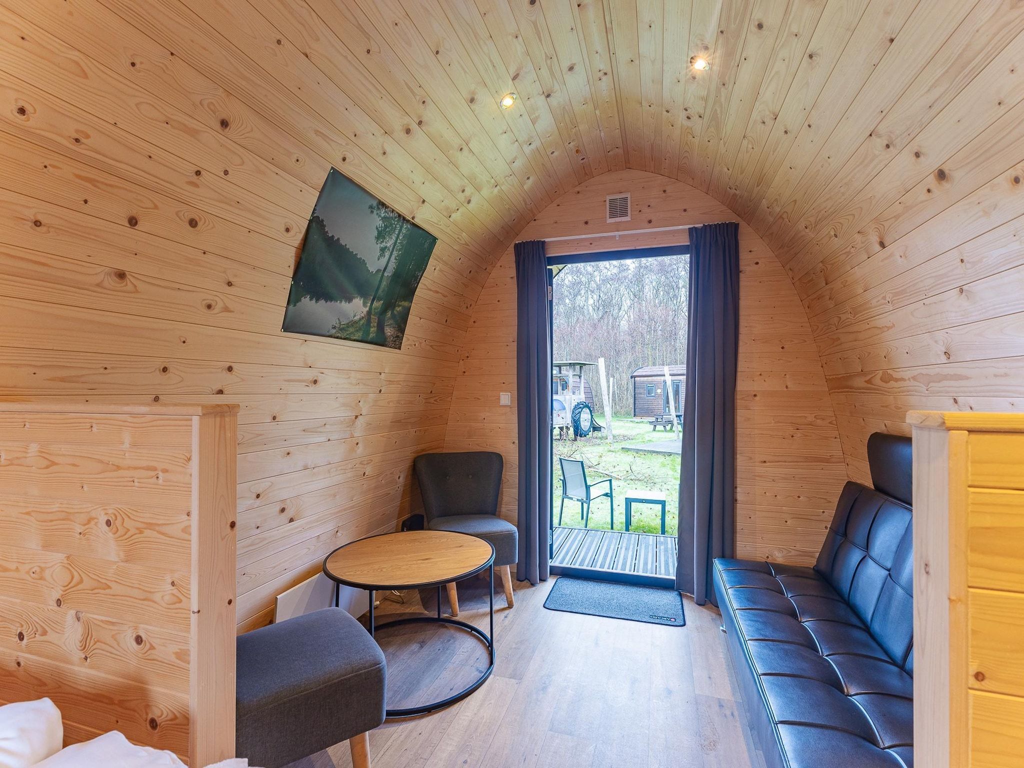 De woonkamer van Duinhoeve Duinlodges 2 pers (huisdiervriendelijk) in Burgh-Haamstede
