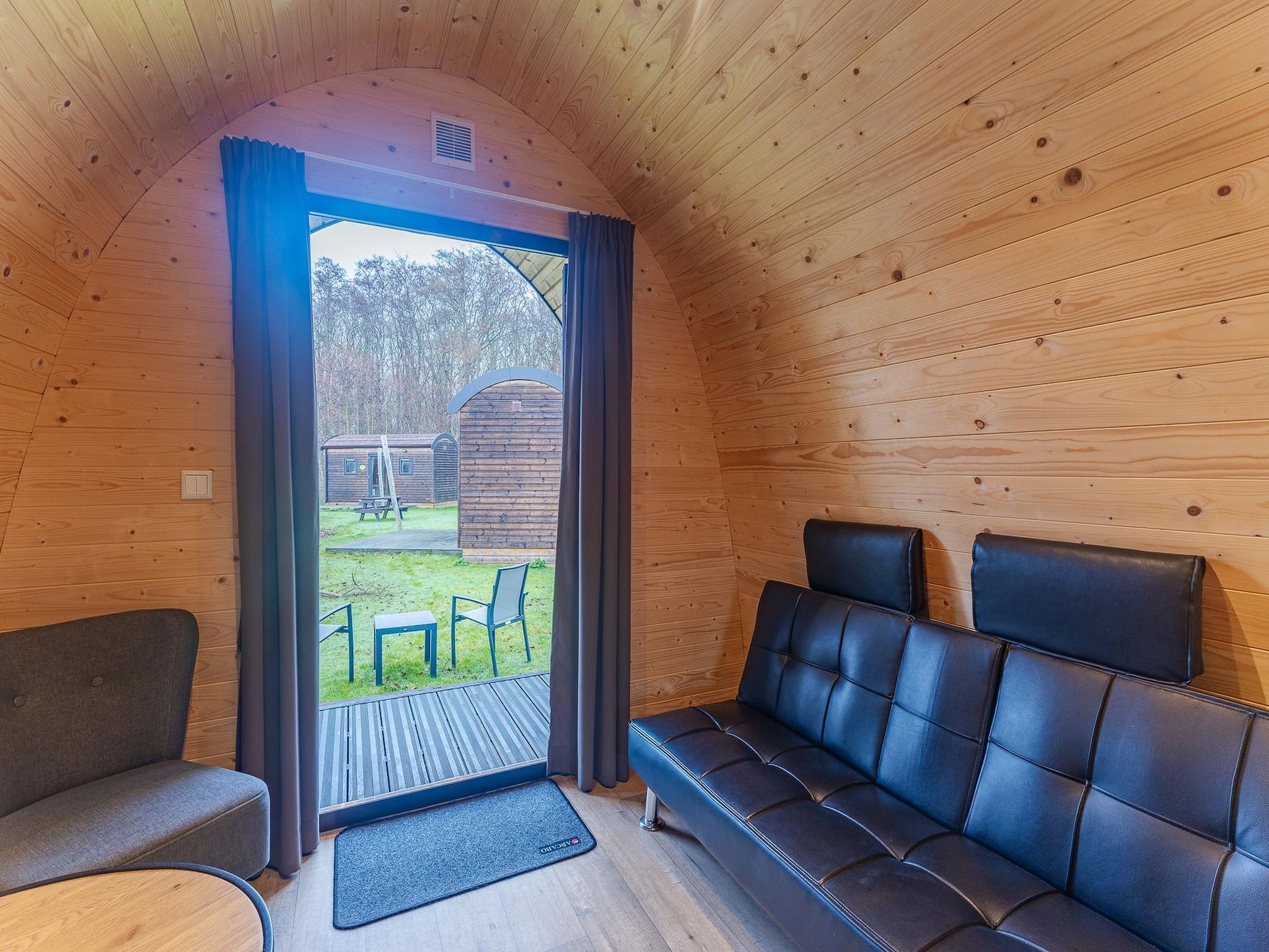 De woonkamer van Duinhoeve Duinlodges 2 pers (huisdiervriendelijk) in Burgh-Haamstede