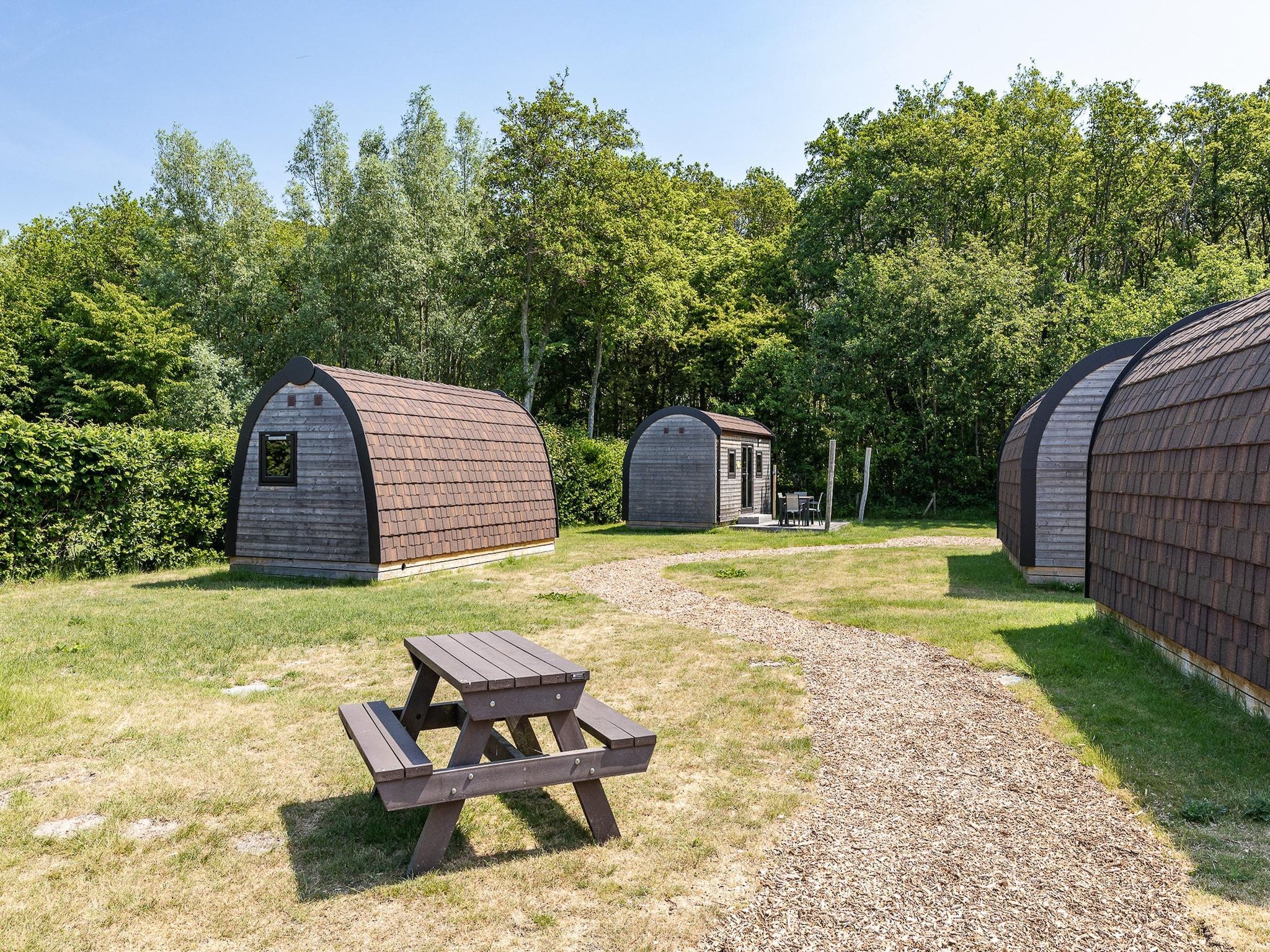 Het terras van Duinhoeve Duinlodges 2 pers (huisdiervriendelijk) in Burgh-Haamstede