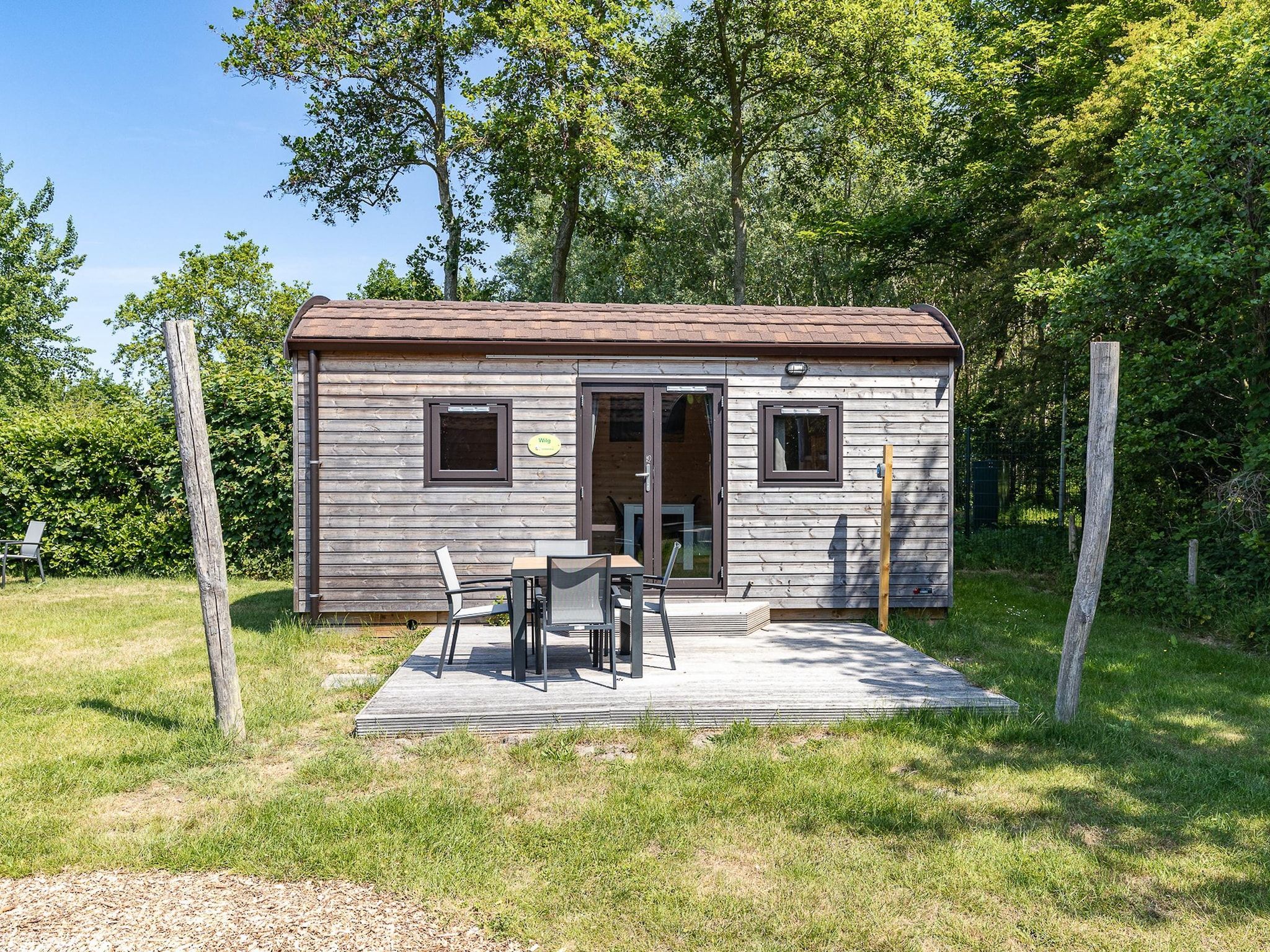 Het terras van Duinhoeve Duinlodges 4pers (huisdiervriendelijk) in Burgh-Haamstede
