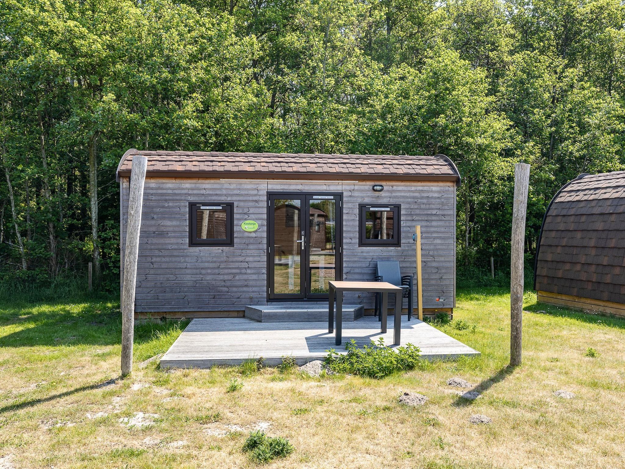 Het terras van Duinhoeve Duinlodges 4pers (huisdiervriendelijk) in Burgh-Haamstede