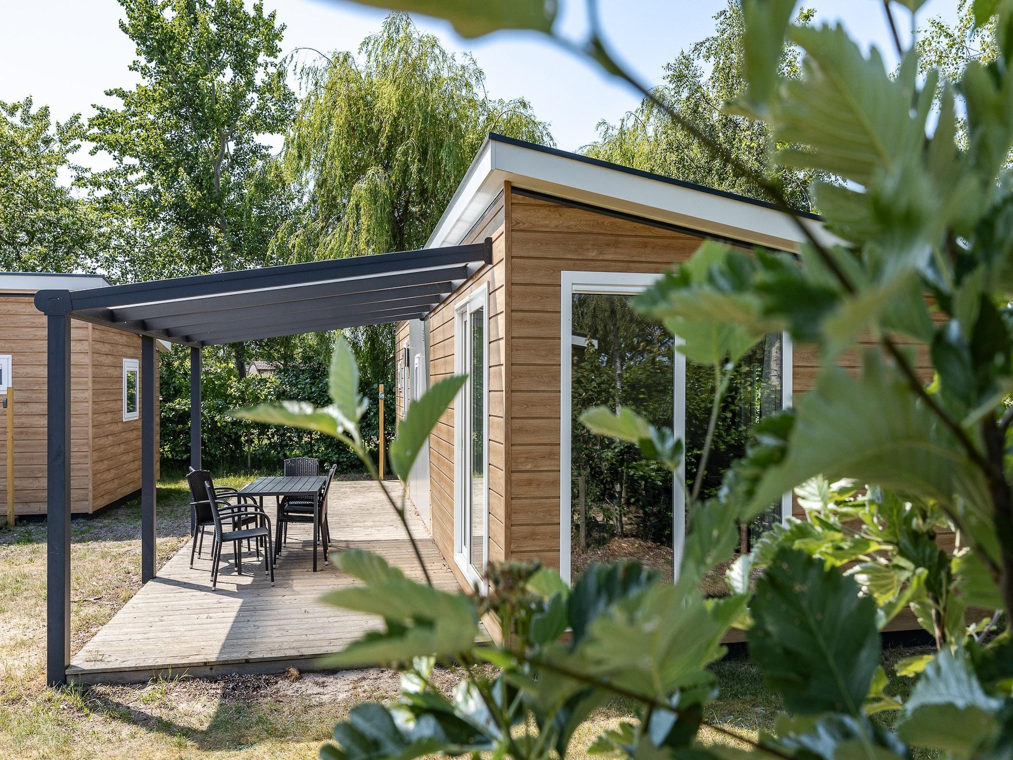 Het terras van Duinhoeve Chalet Zeeland (huisdier toegestaan) in Burgh-Haamstede