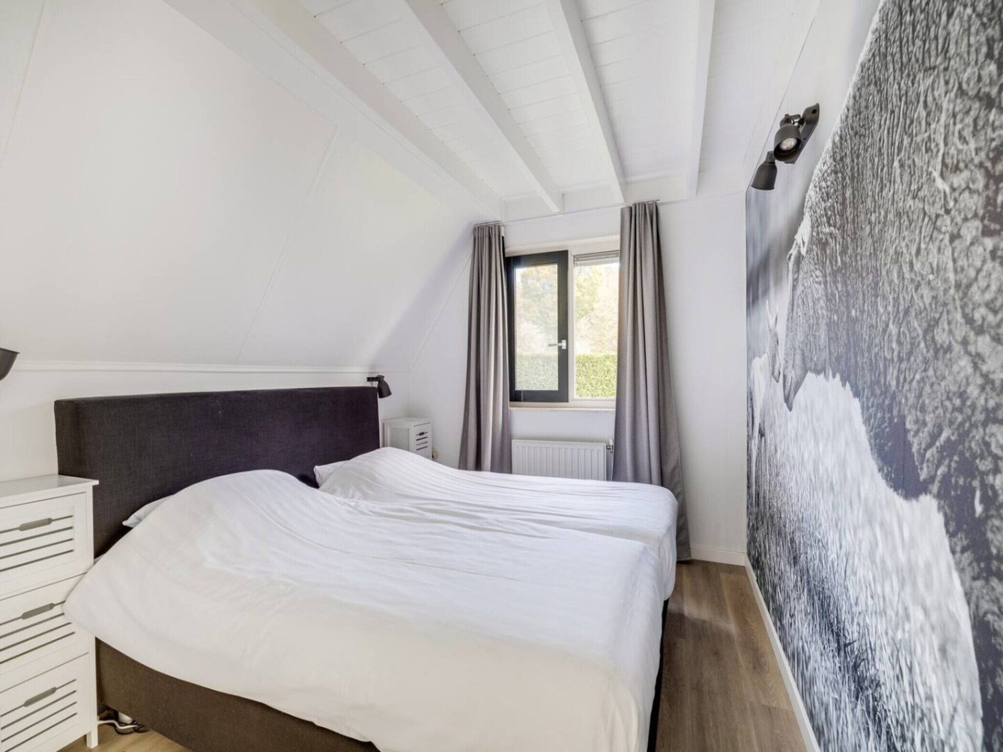 Een slaapkamer van 107 | Buizerd | Fijne bungalow met ruime tuin in Den Haag