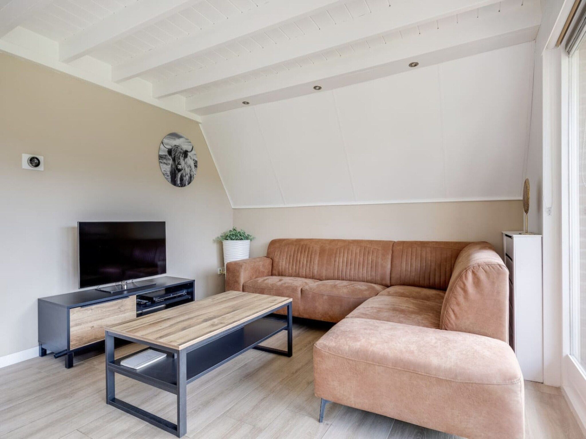 De woonkamer van 107 | Buizerd | Fijne bungalow met ruime tuin in Den Haag