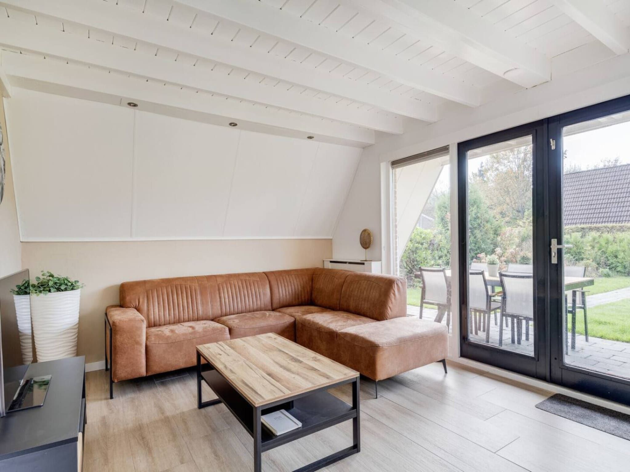 De woonkamer van 107 | Buizerd | Fijne bungalow met ruime tuin in Den Haag