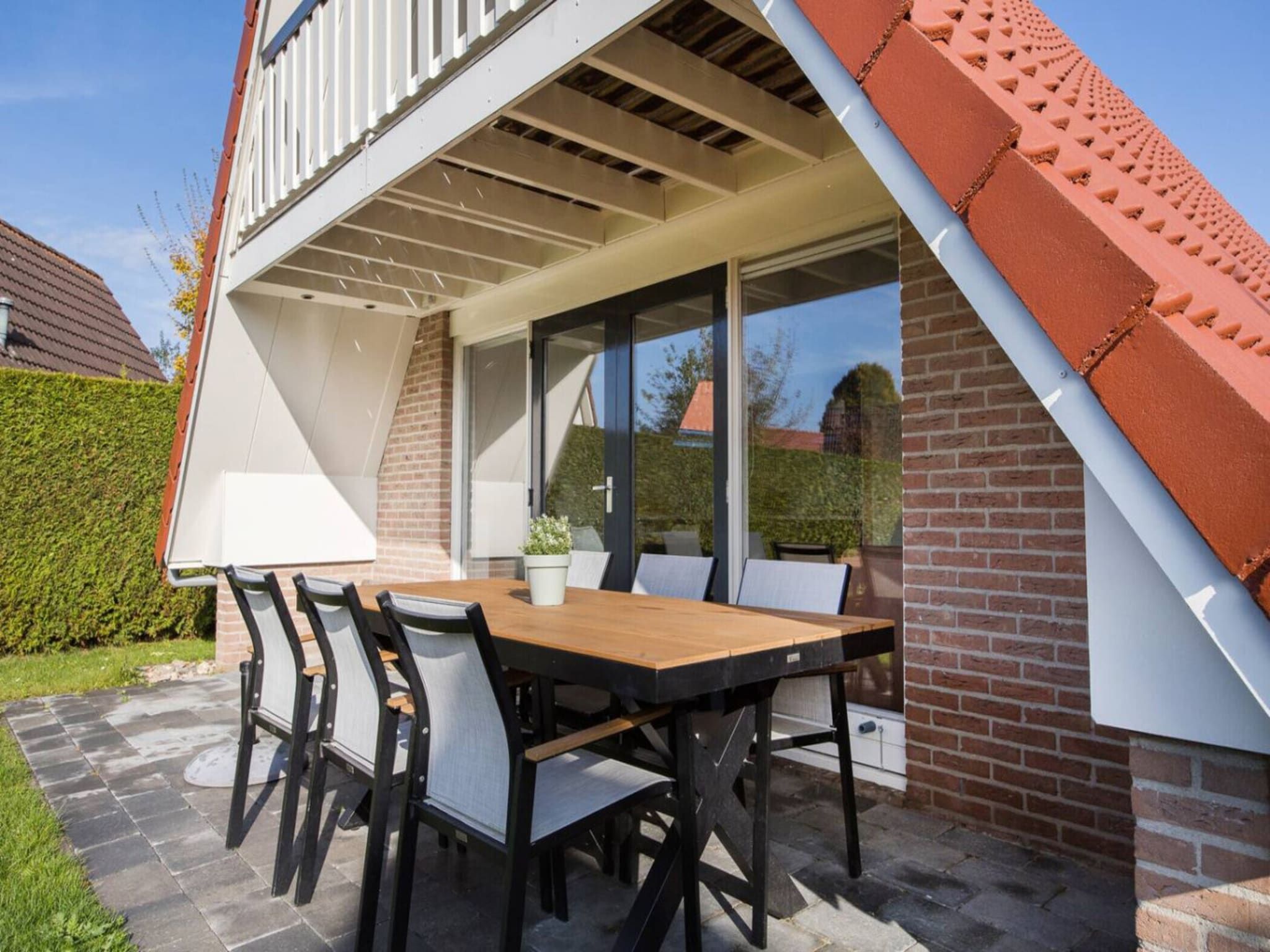 De buitenkant van 107 | Buizerd | Fijne bungalow met ruime tuin in Den Haag