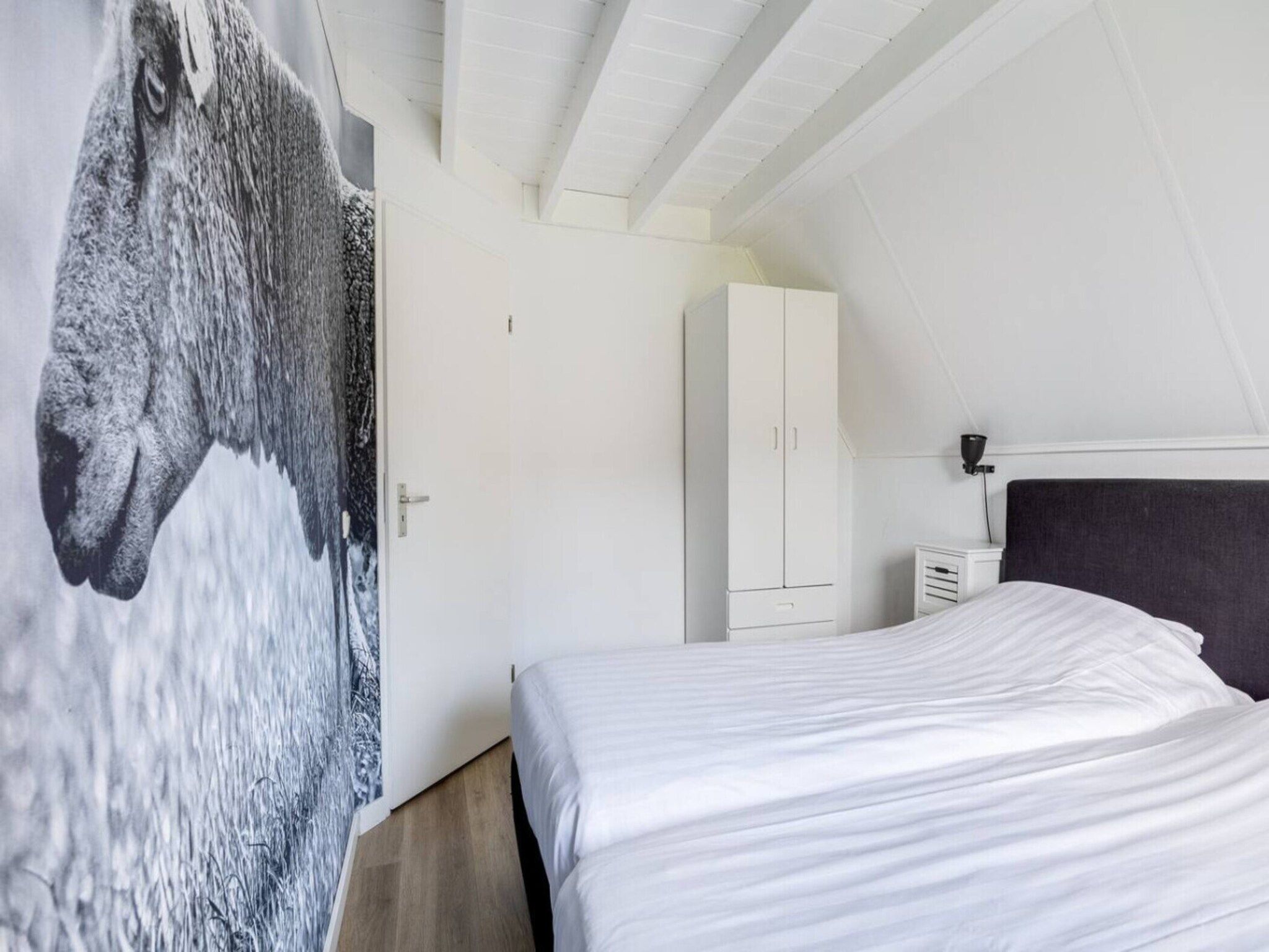 Een slaapkamer van 107 | Buizerd | Fijne bungalow met ruime tuin in Den Haag