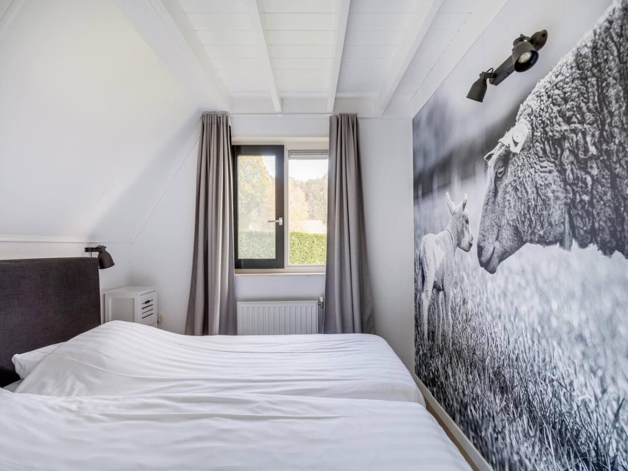 Een slaapkamer van 107 | Buizerd | Fijne bungalow met ruime tuin in Den Haag