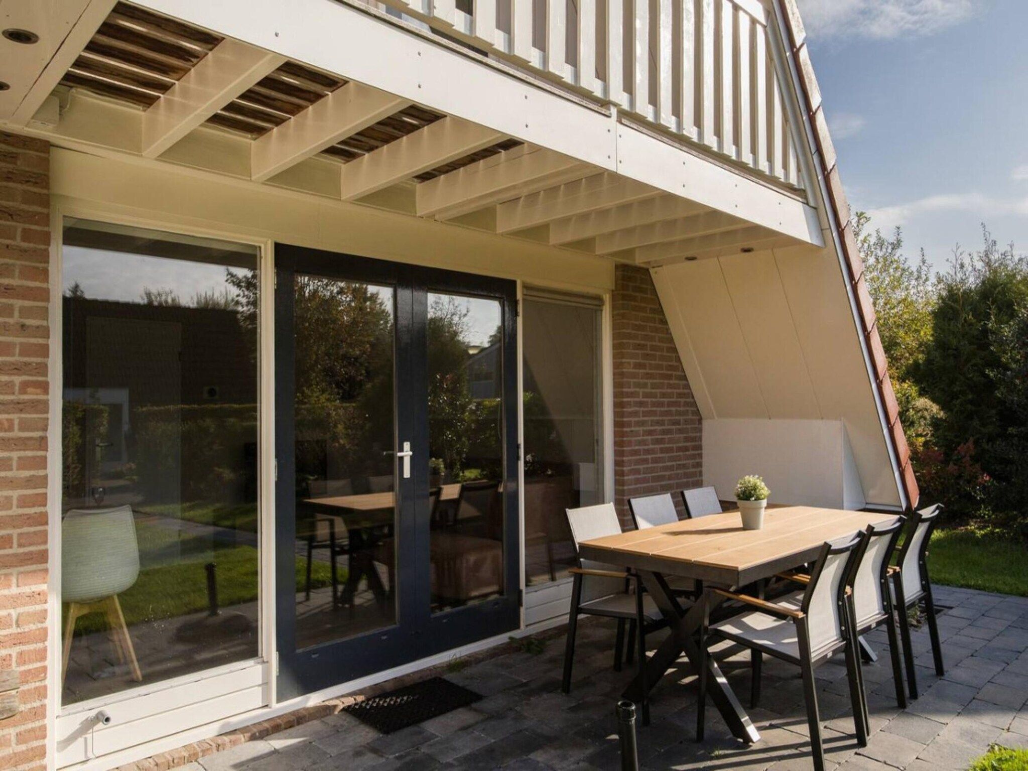Het terras van 107 | Buizerd | Fijne bungalow met ruime tuin in Den Haag
