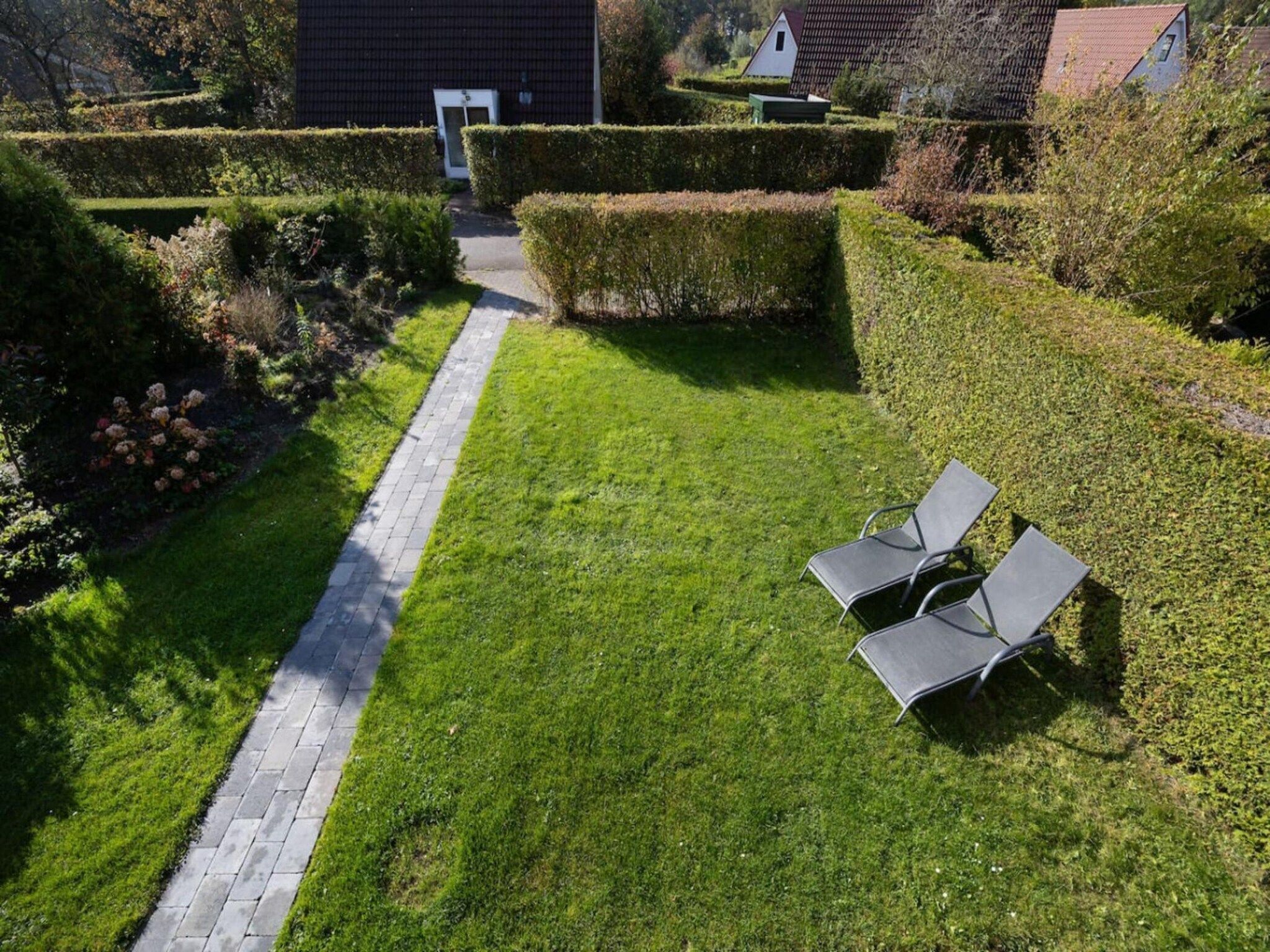 De tuin van 107 | Buizerd | Fijne bungalow met ruime tuin in Den Haag