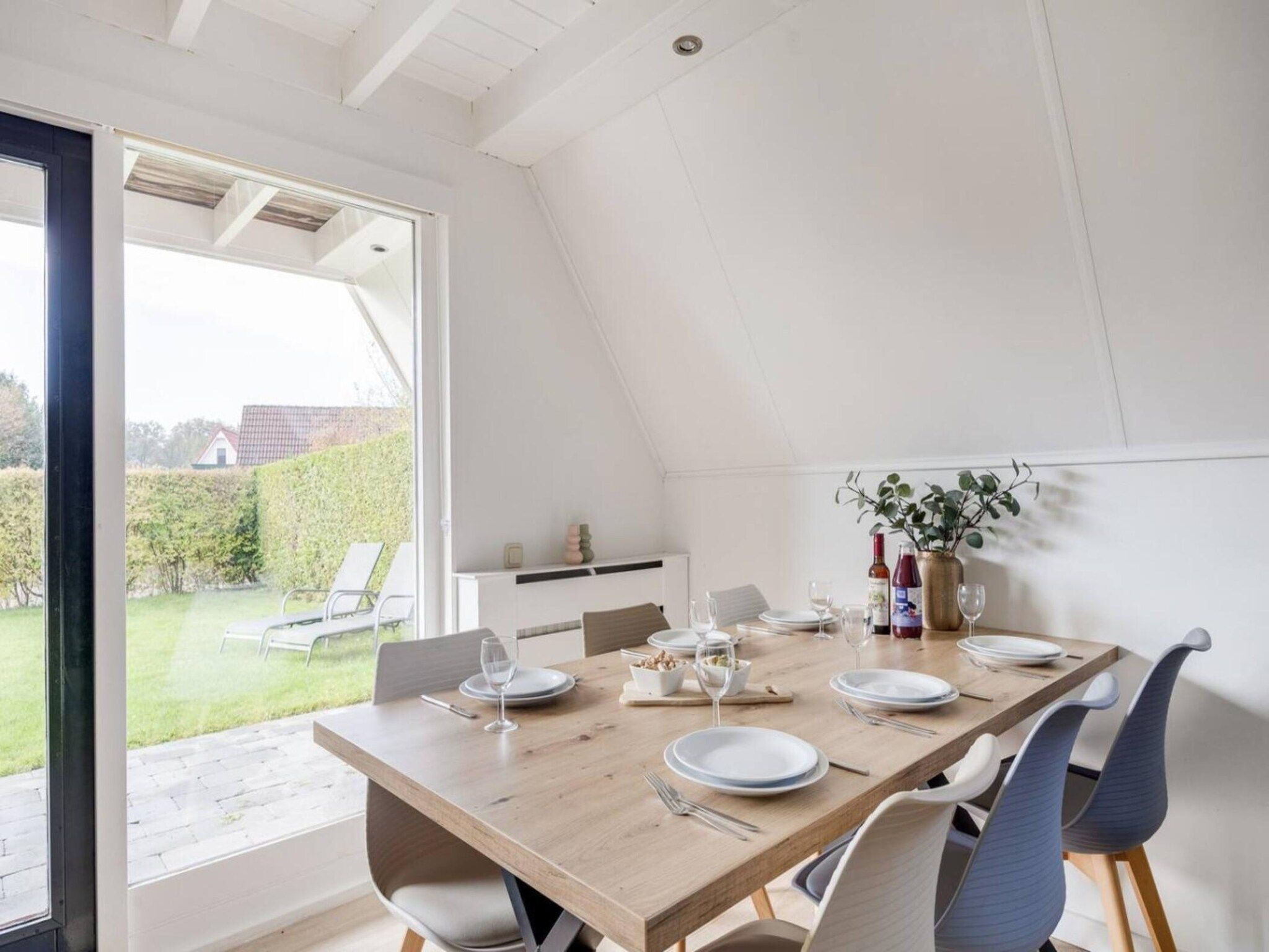 De eetkamer van 107 | Buizerd | Fijne bungalow met ruime tuin in Den Haag