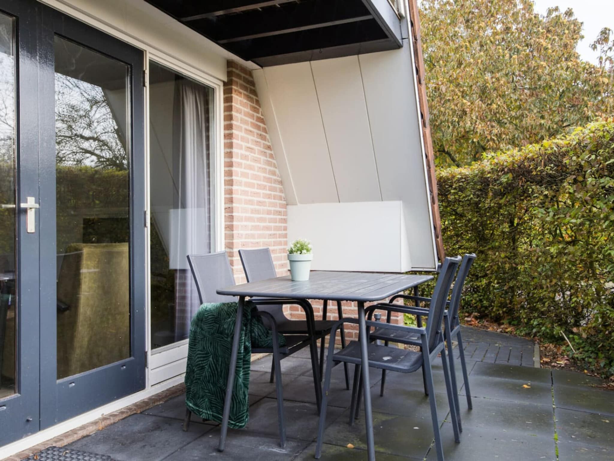 Het terras van 118 | Rietzanger | Sfeervol ingerichte bungalow in Den Haag